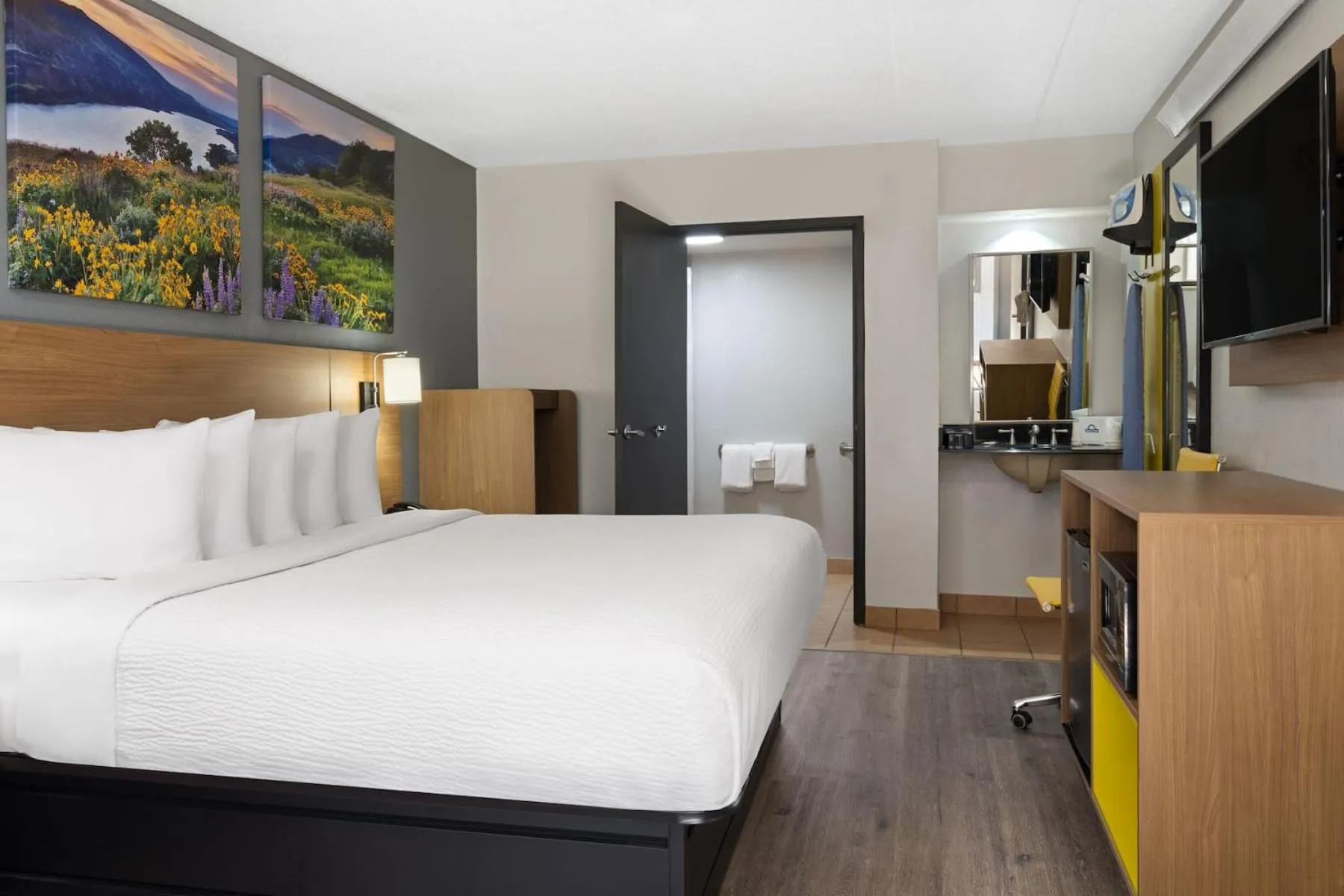 Bed in Days Inn by Wyndham Columbus Worthington