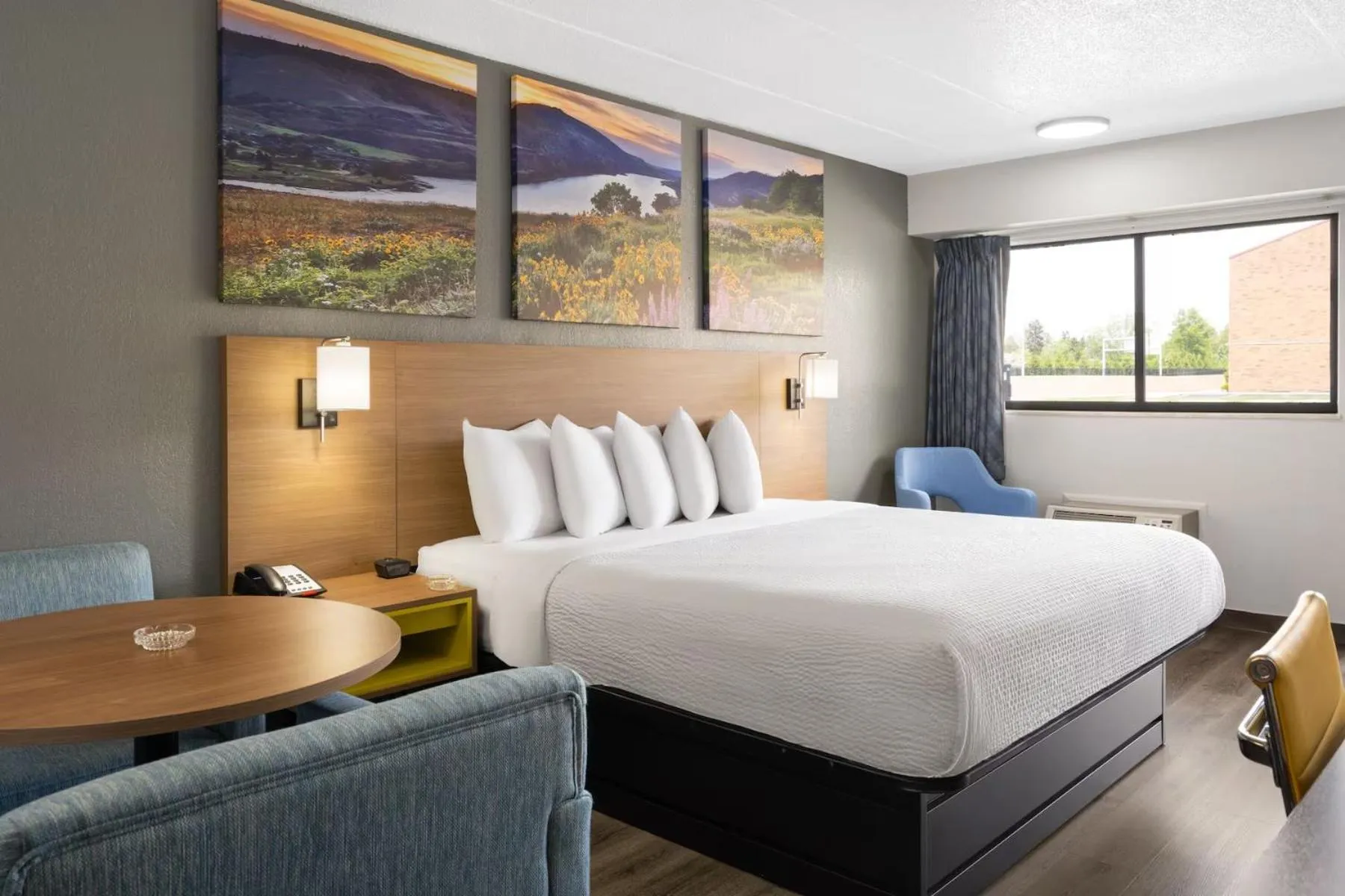 Bed in Days Inn by Wyndham Columbus Worthington