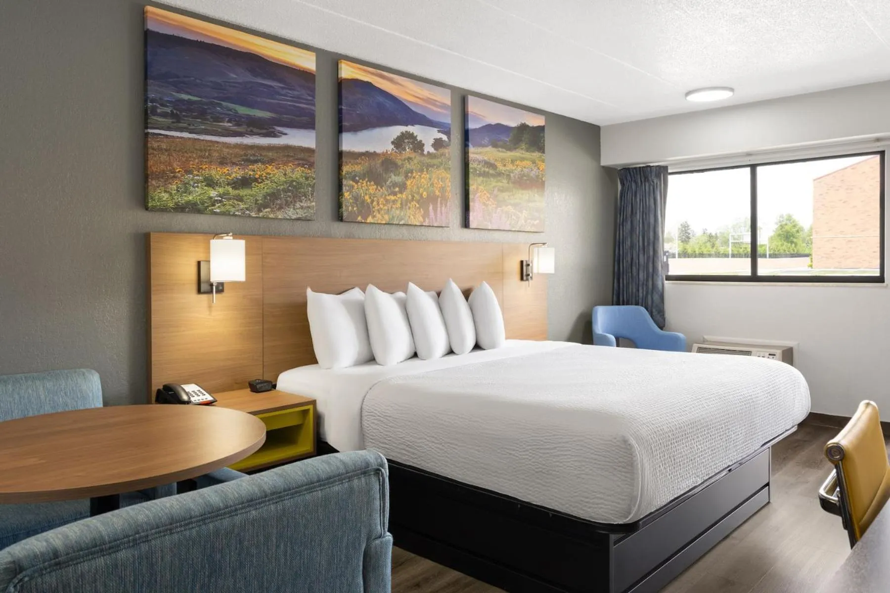 Seating area, Bed in Days Inn by Wyndham Columbus Worthington