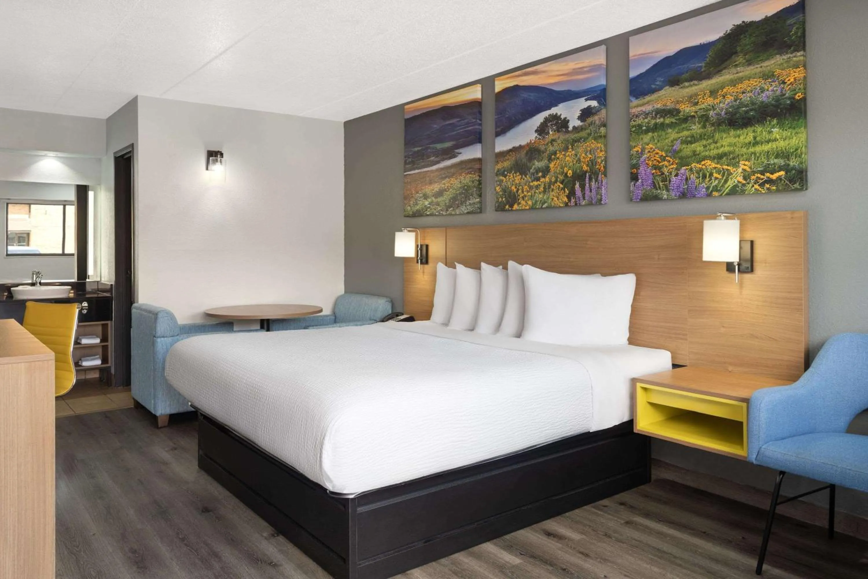 Photo of the whole room, Bed in Days Inn by Wyndham Columbus Worthington