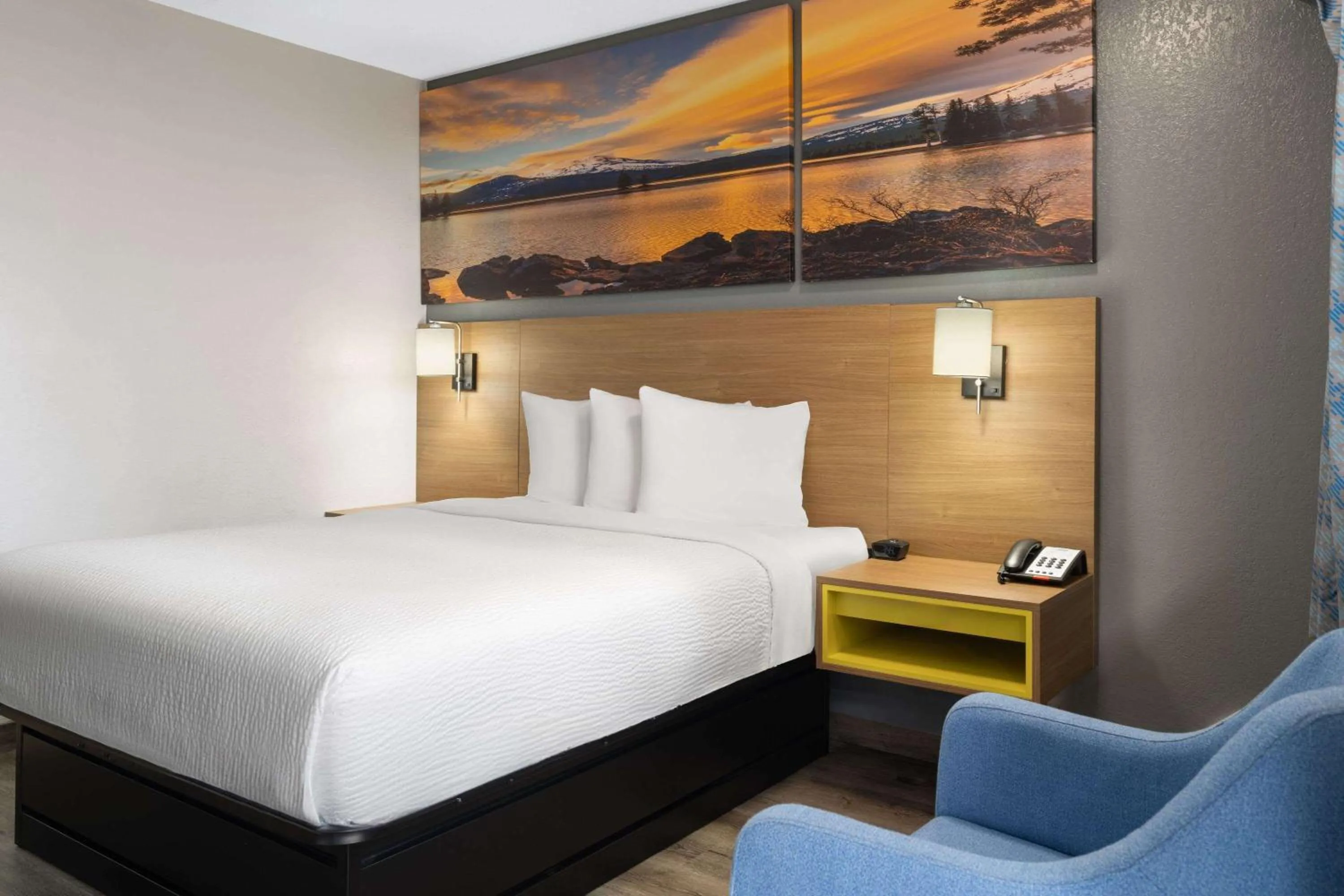 Photo of the whole room, Bed in Days Inn by Wyndham Columbus Worthington