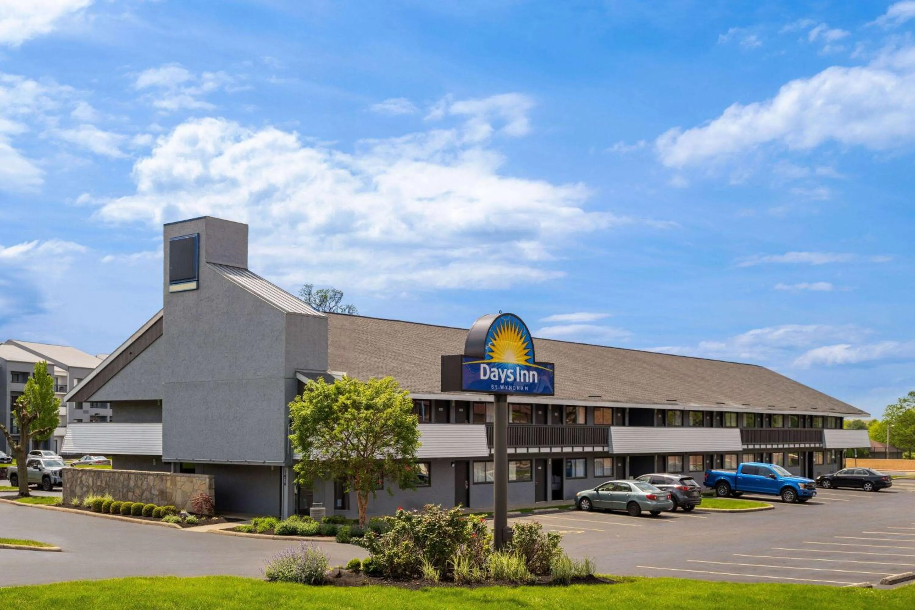 Property building in Days Inn by Wyndham Columbus Worthington