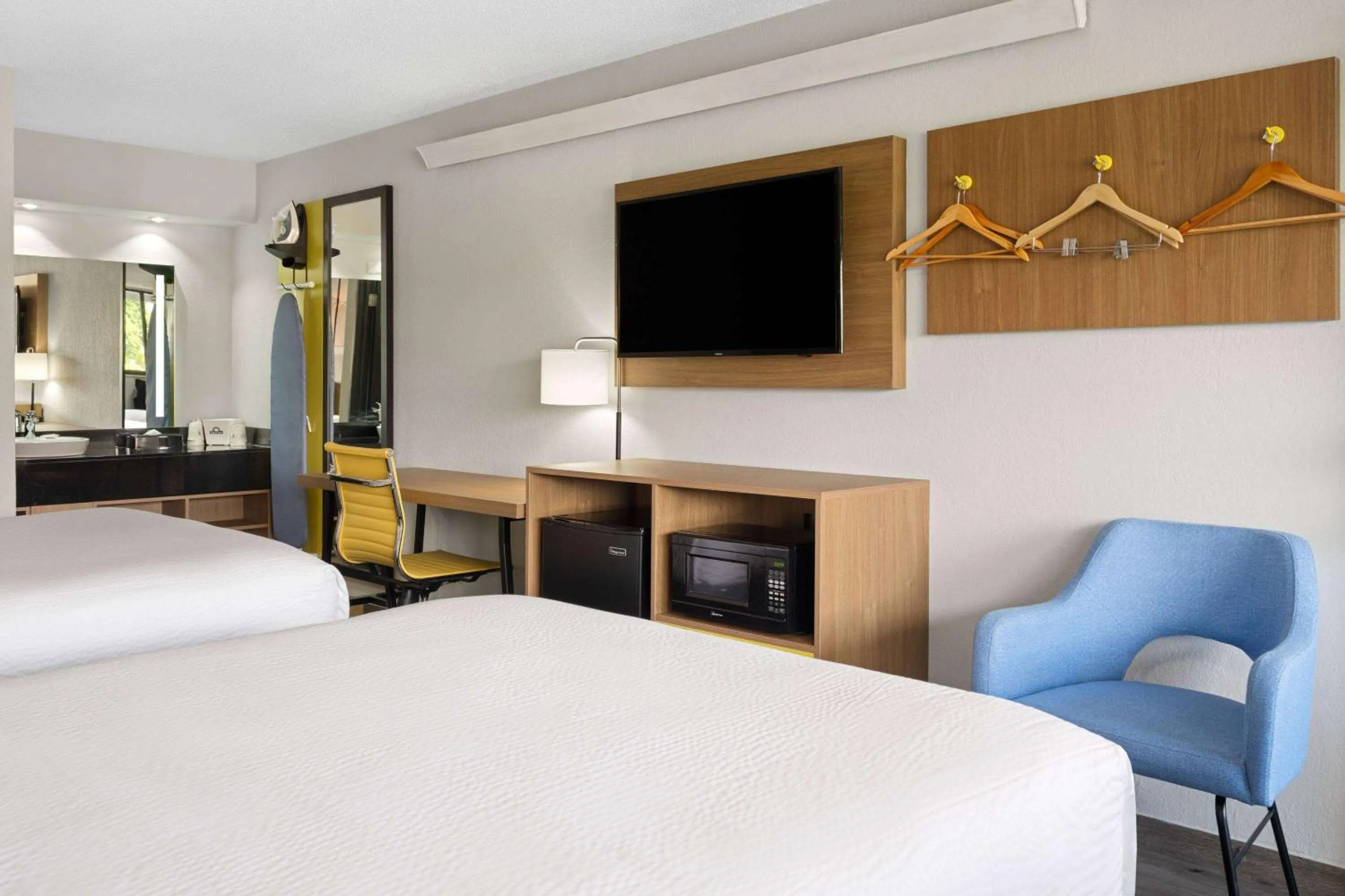 Photo of the whole room, Bed in Days Inn by Wyndham Columbus Worthington