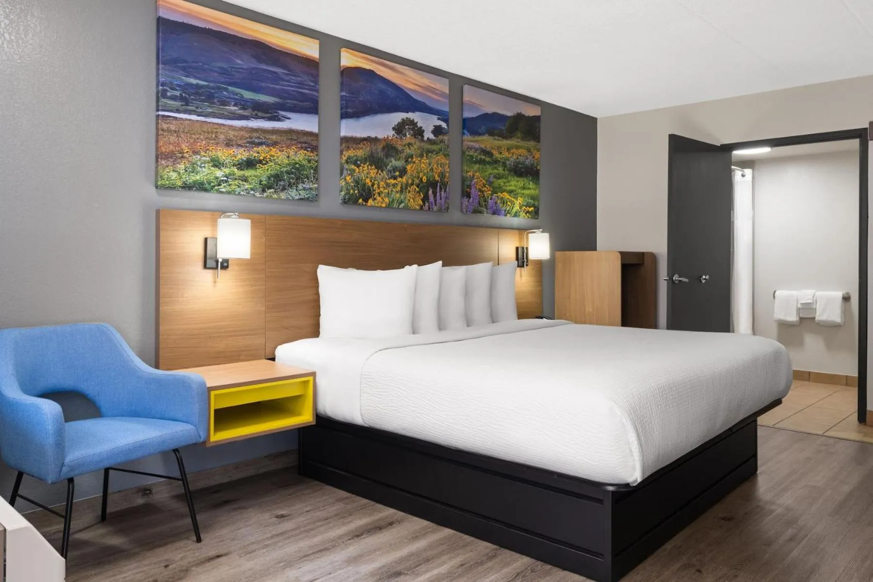 Bed in Days Inn by Wyndham Columbus Worthington