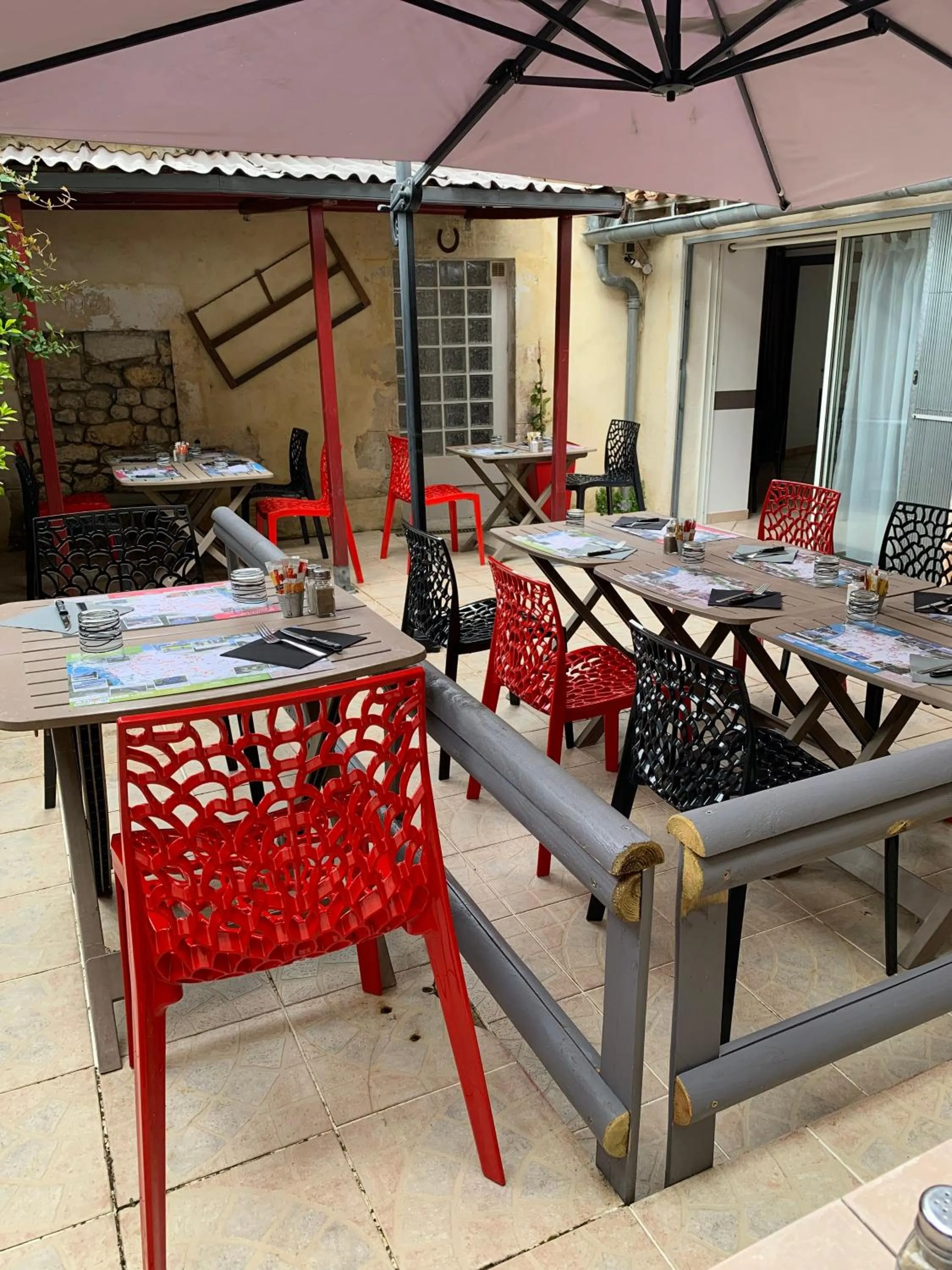 Patio in Hôtel Restaurant de l'Union