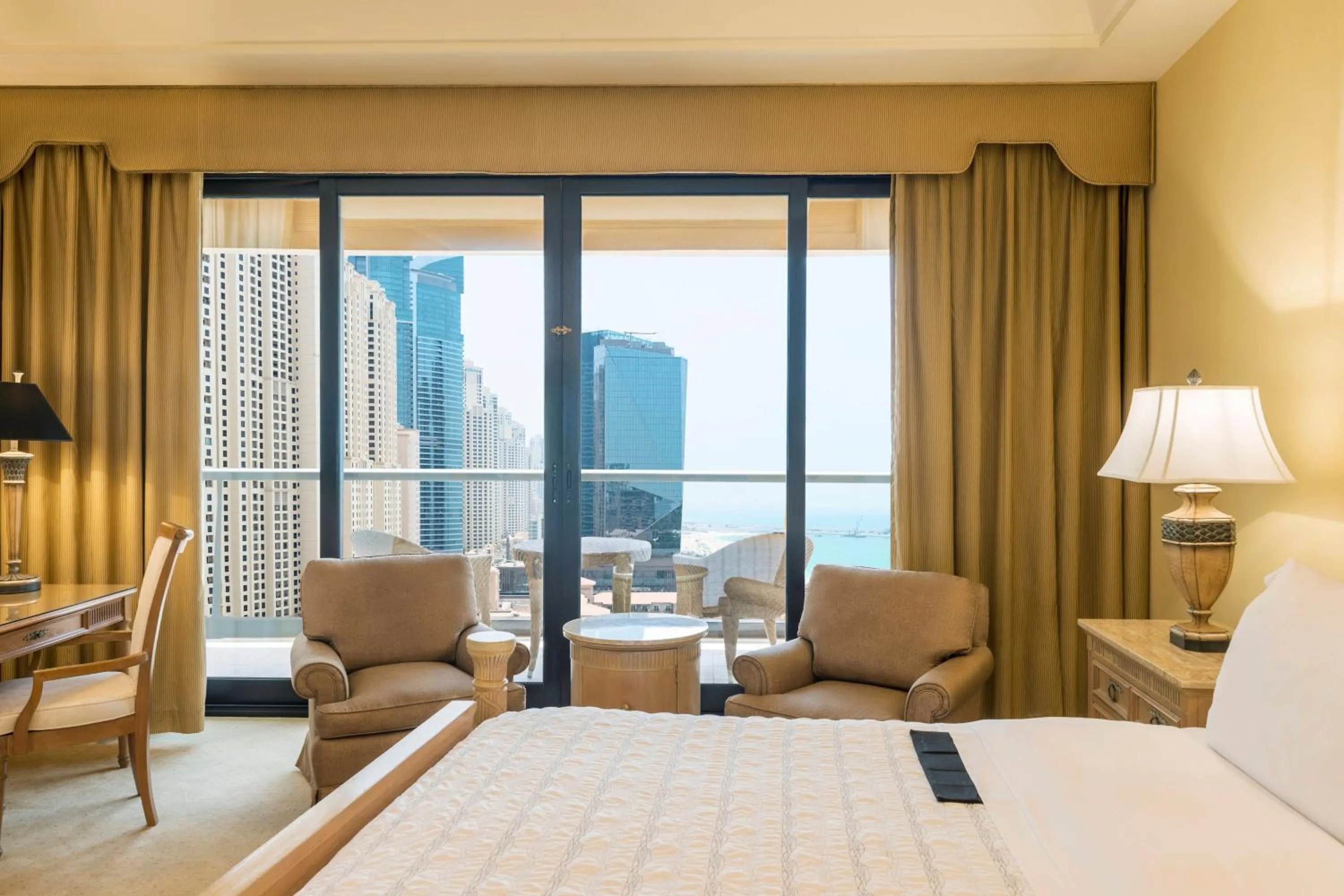 Photo of the whole room, Bed in Le Royal Meridien Beach Resort & Spa Dubai