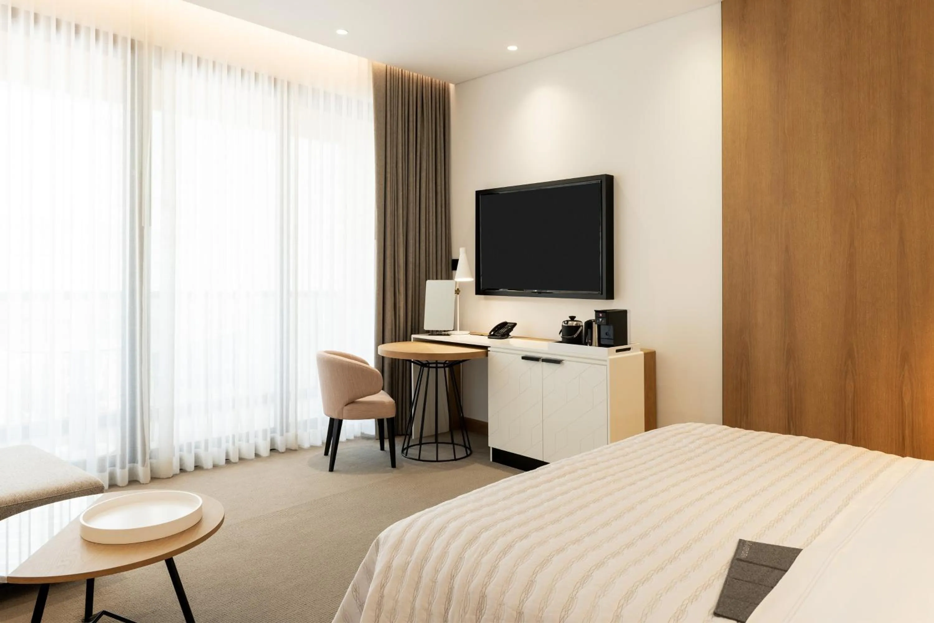 Photo of the whole room, Bed in Le Royal Meridien Beach Resort & Spa Dubai