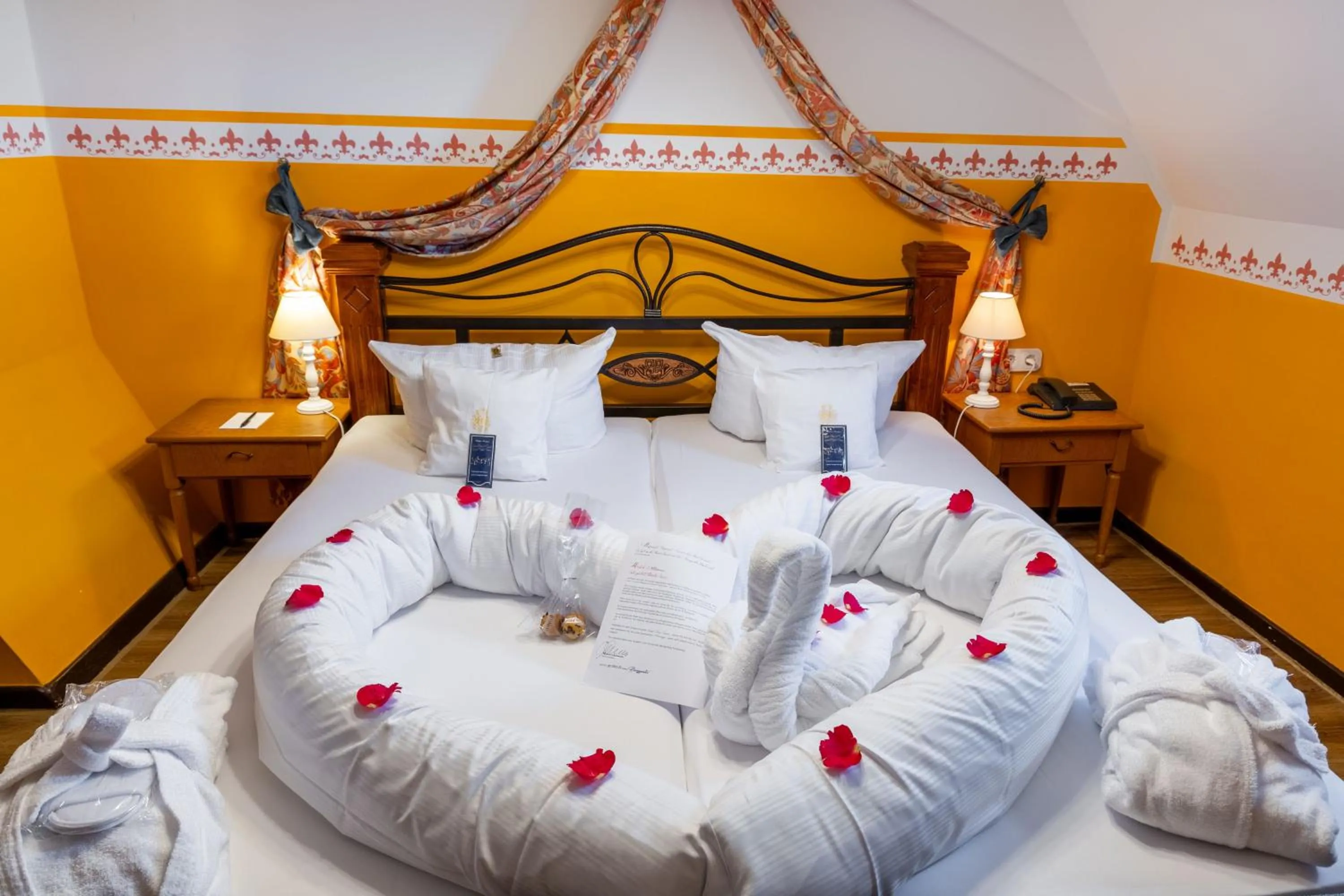 Photo of the whole room, Bed in Hotel Burg Trendelburg