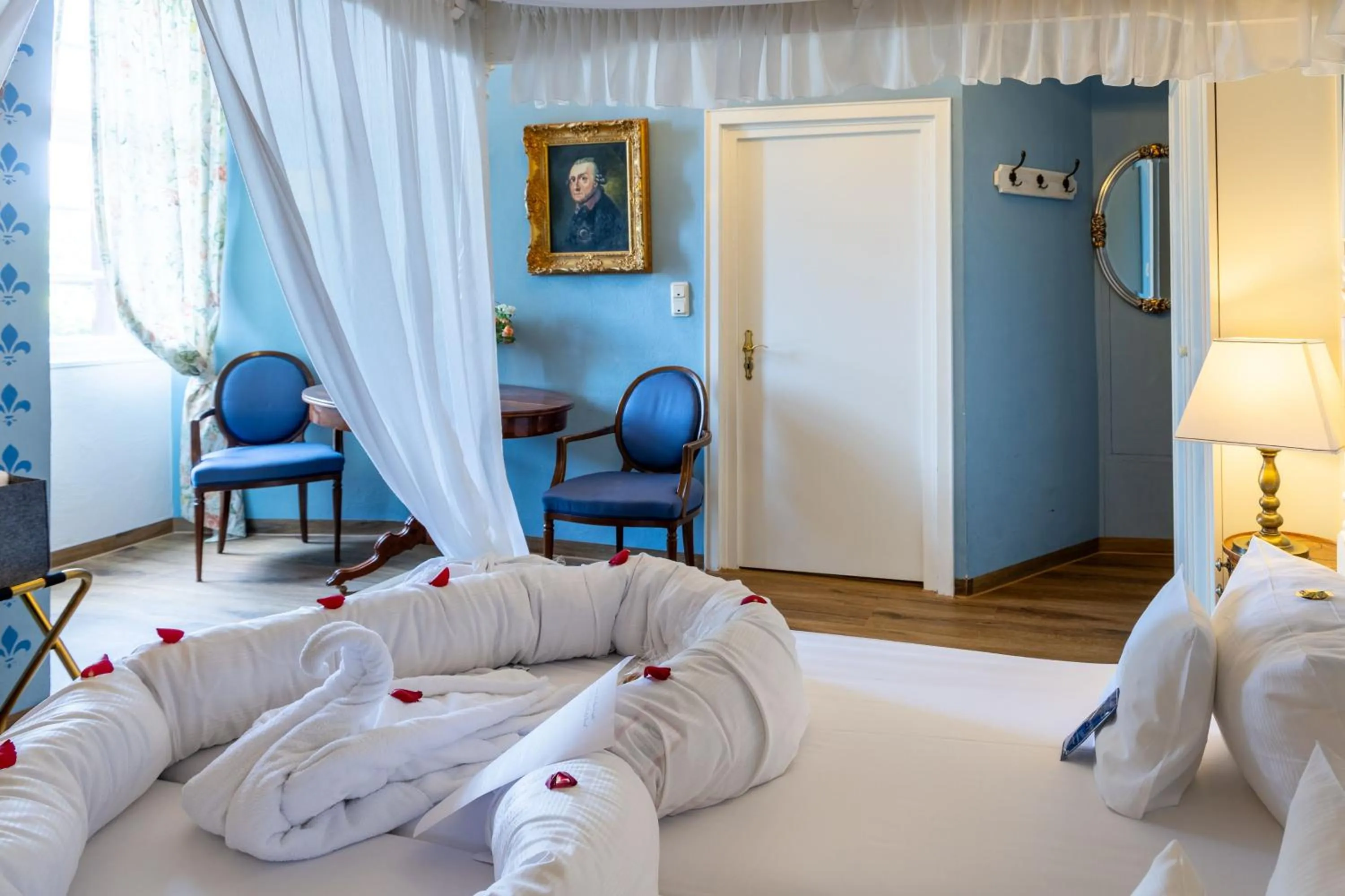 Photo of the whole room, Bed in Hotel Burg Trendelburg