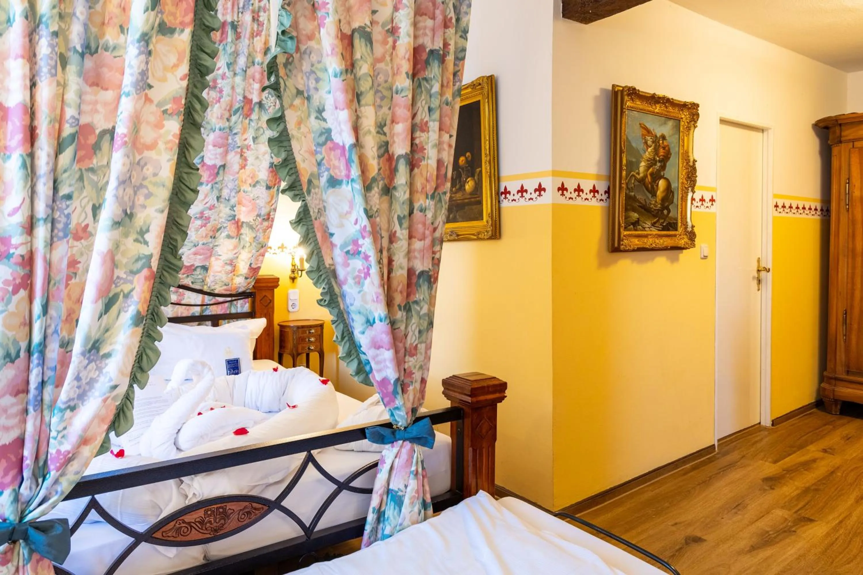 Photo of the whole room, Bed in Hotel Burg Trendelburg