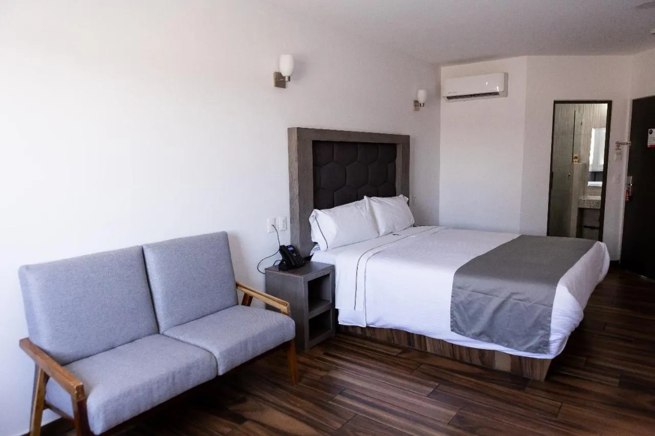 Photo of the whole room, Bed in Hotel Bugari Aeropuerto Guadalajara