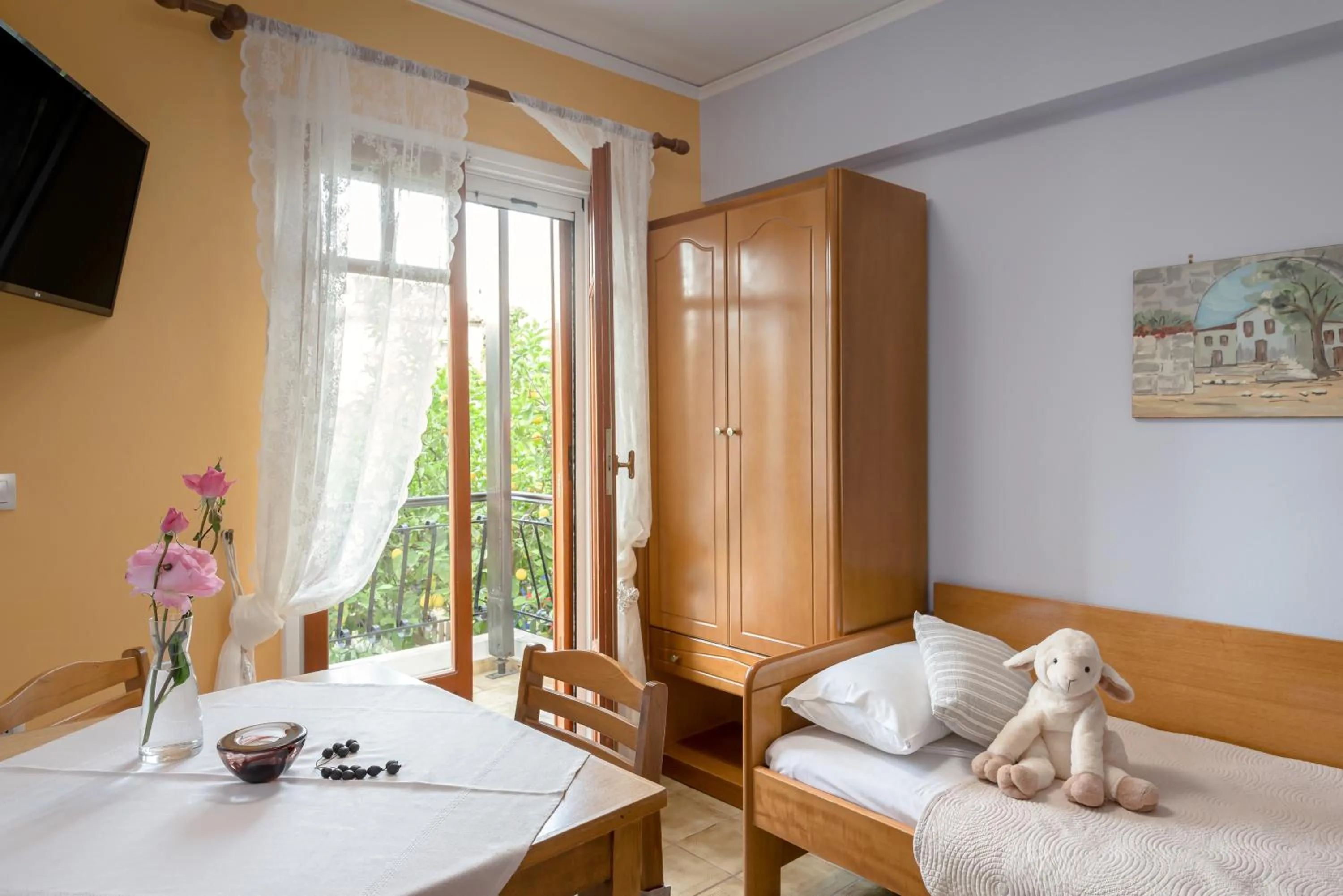 Photo of the whole room, Bed in Oasis Apartments