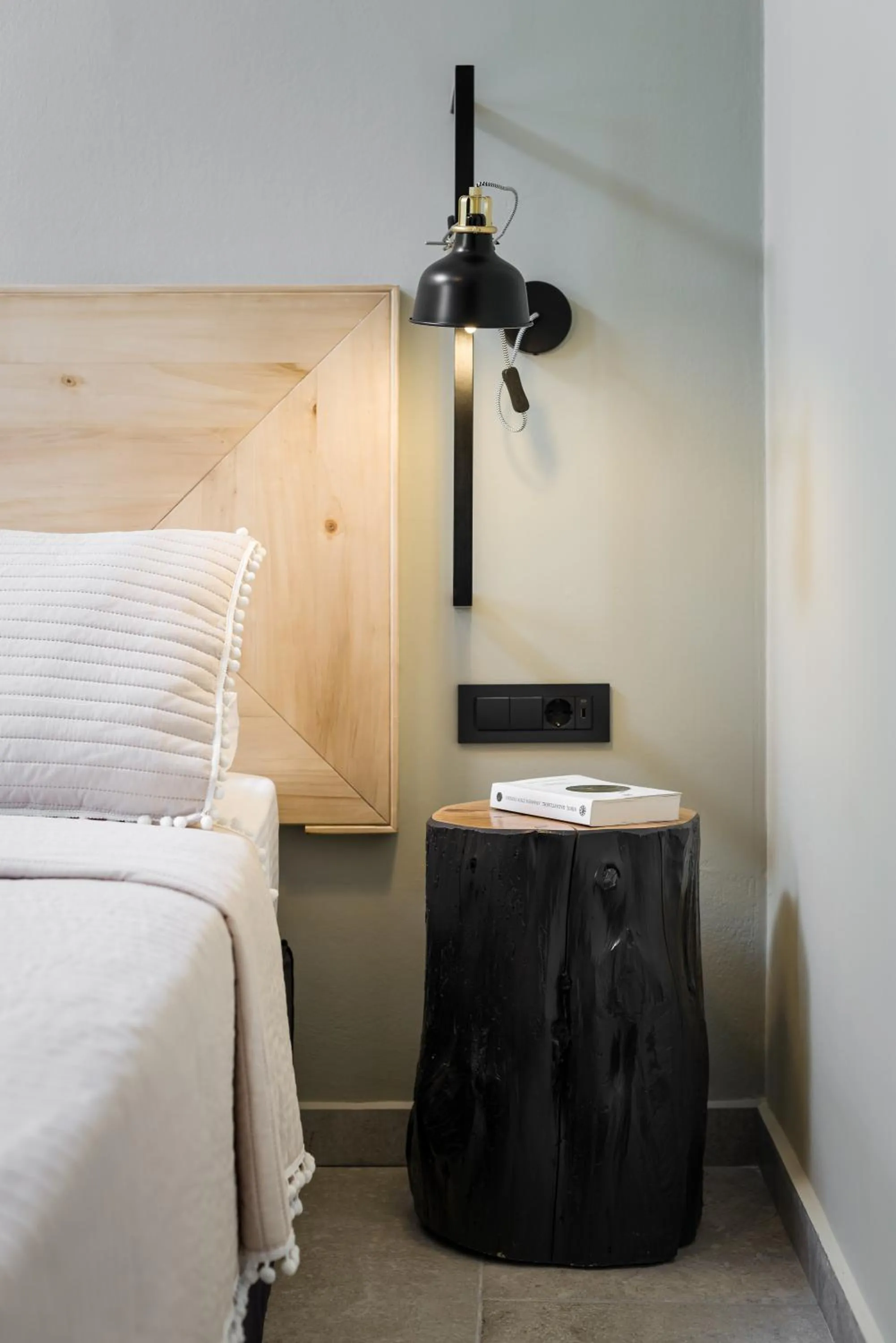 Decorative detail, Bed in Oasis Apartments