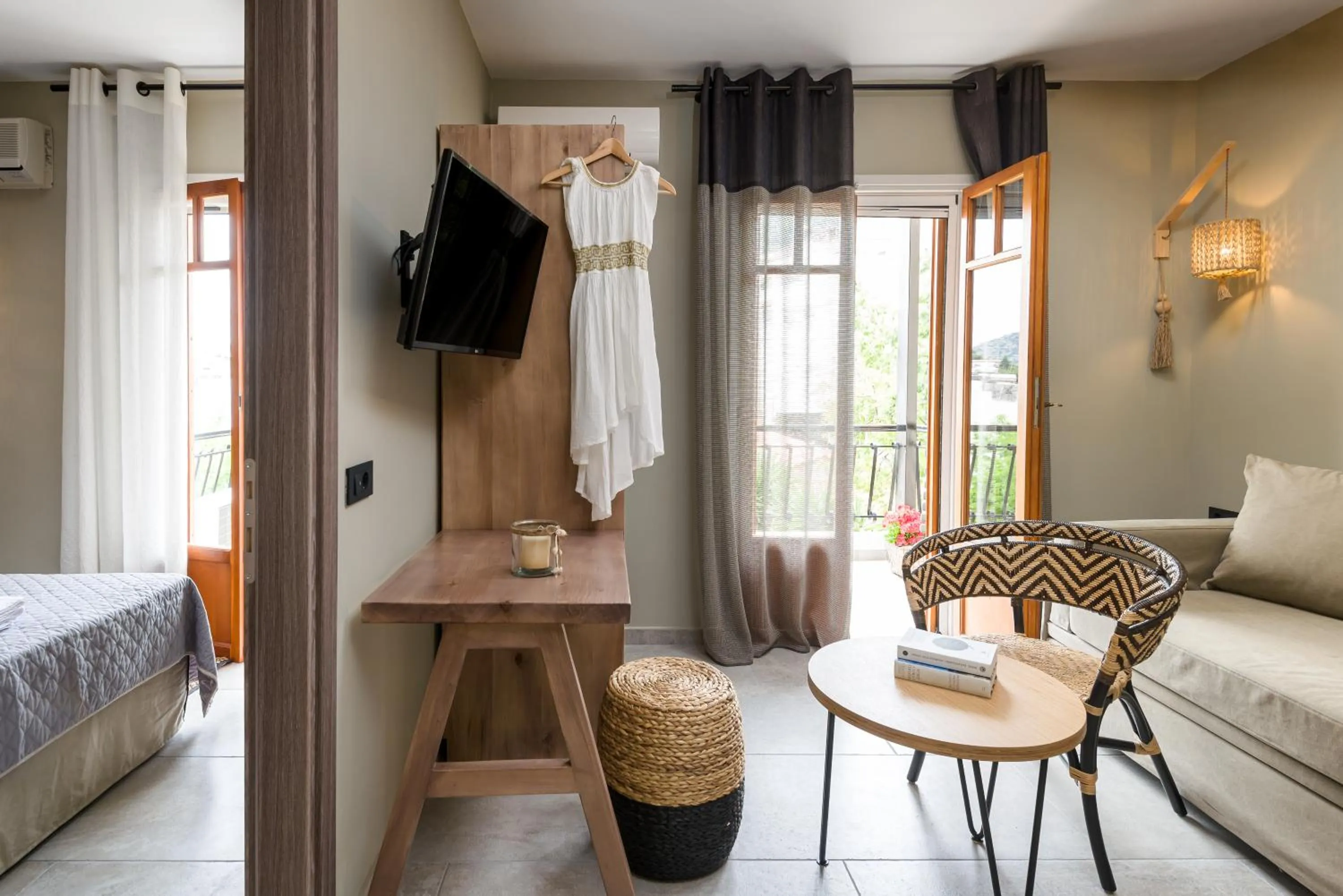 Living room, Bed in Oasis Apartments