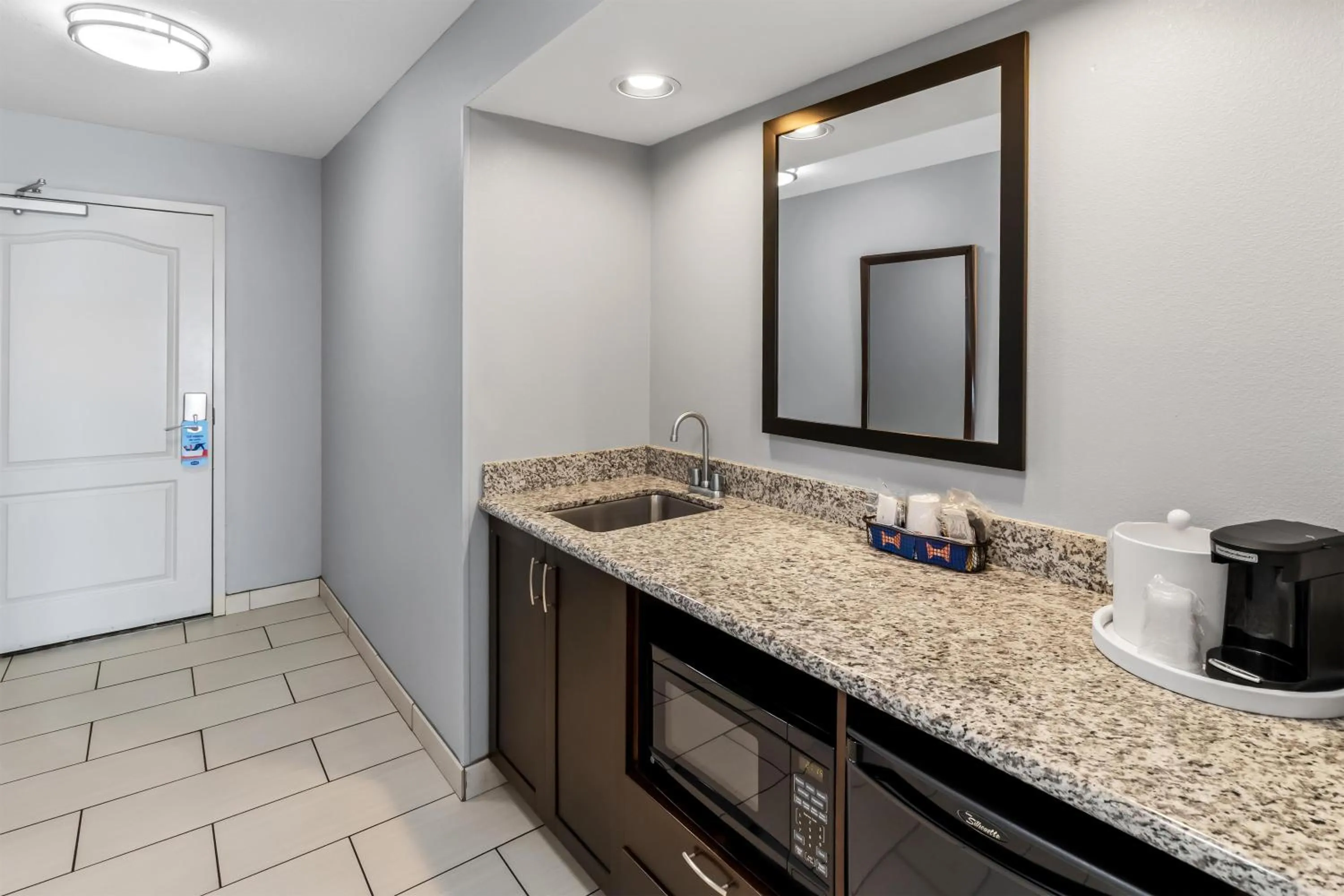 Photo of the whole room in Hampton Inn Middletown