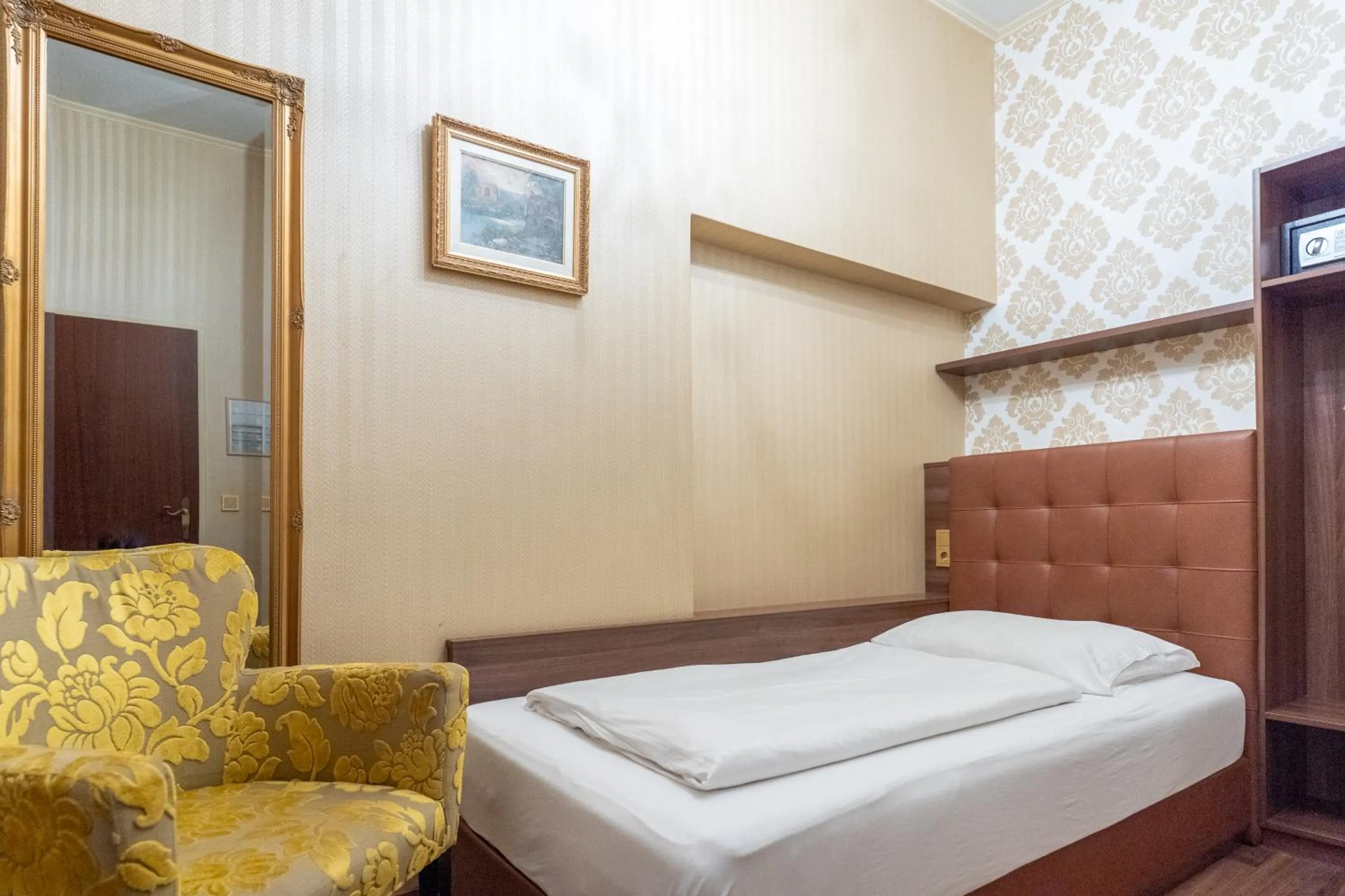 Bed in Hotel Urania