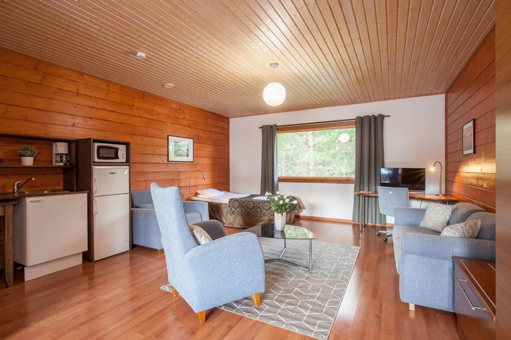 Photo of the whole room in Poukama