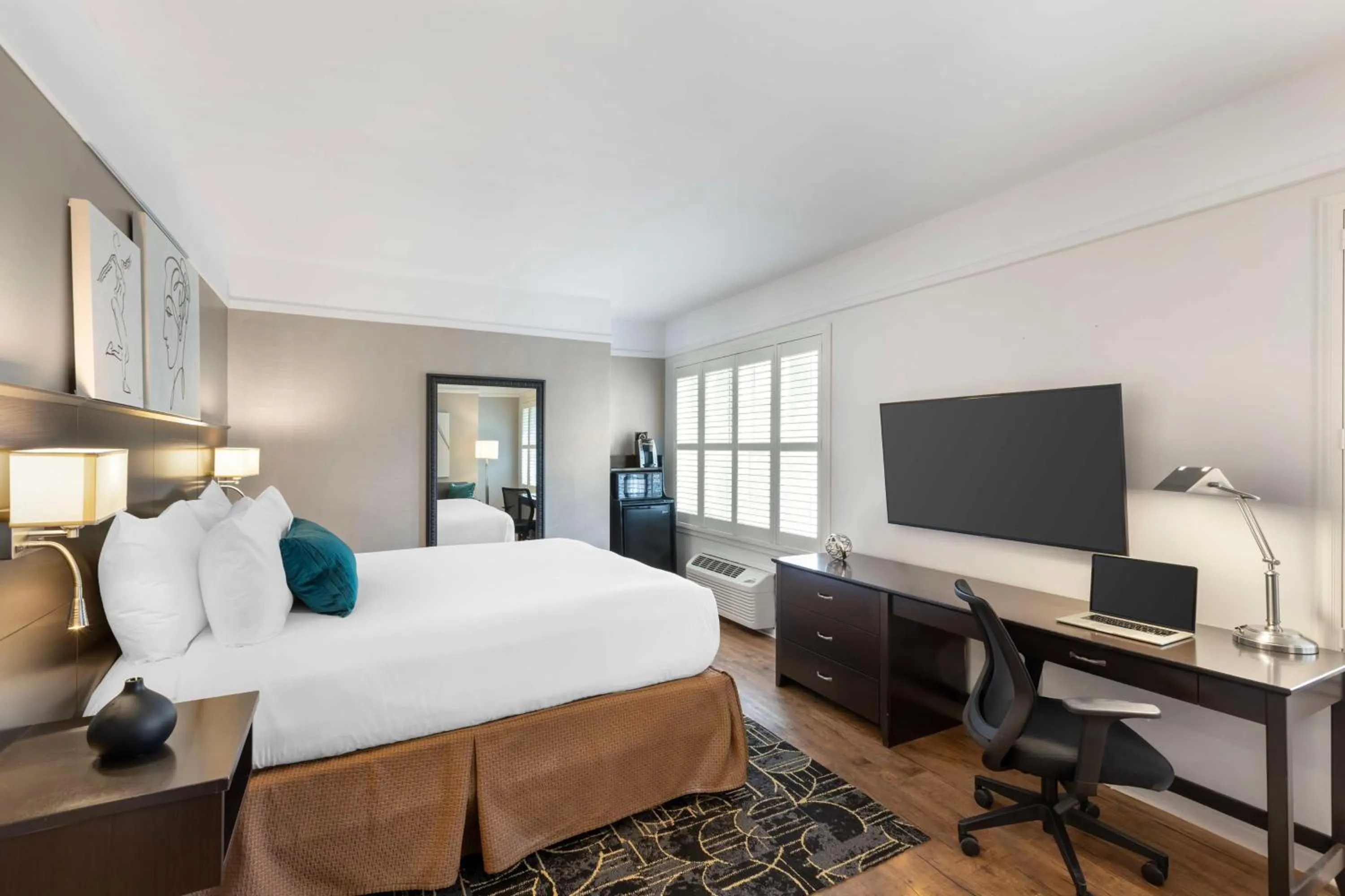 Bedroom, Bed in Best Western Plus Hawthorne Terrace Hotel