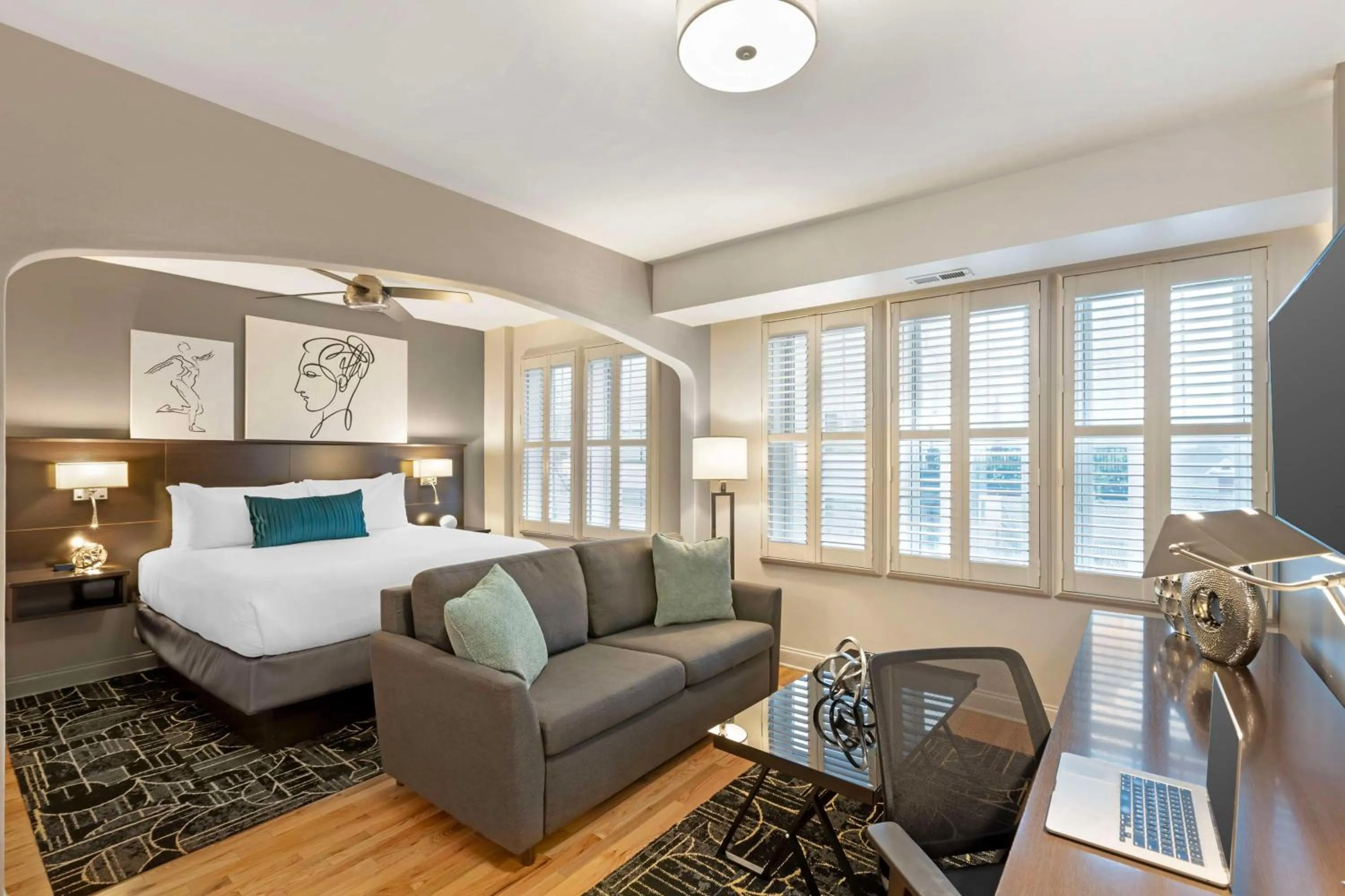 Photo of the whole room, Bed in Best Western Plus Hawthorne Terrace Hotel