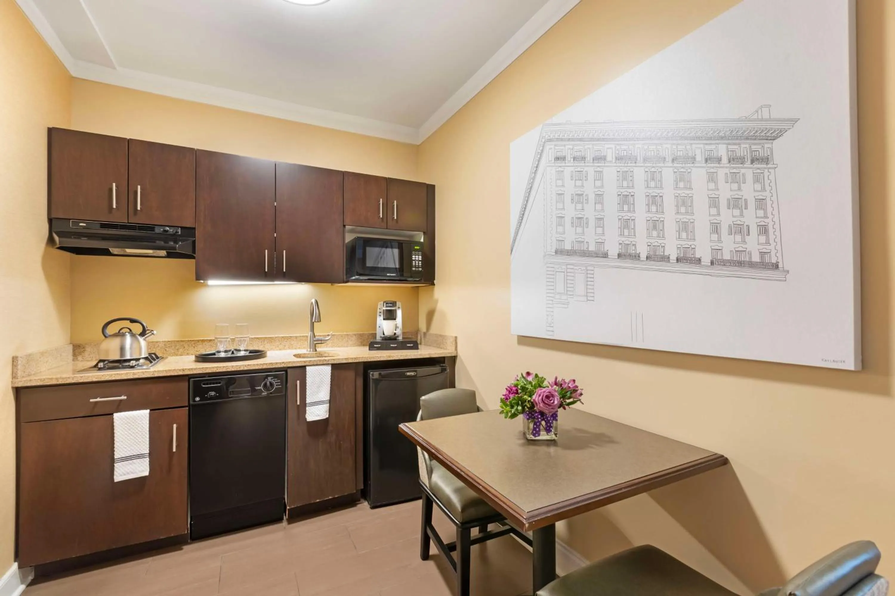 Kitchen or kitchenette in Best Western Plus Hawthorne Terrace Hotel