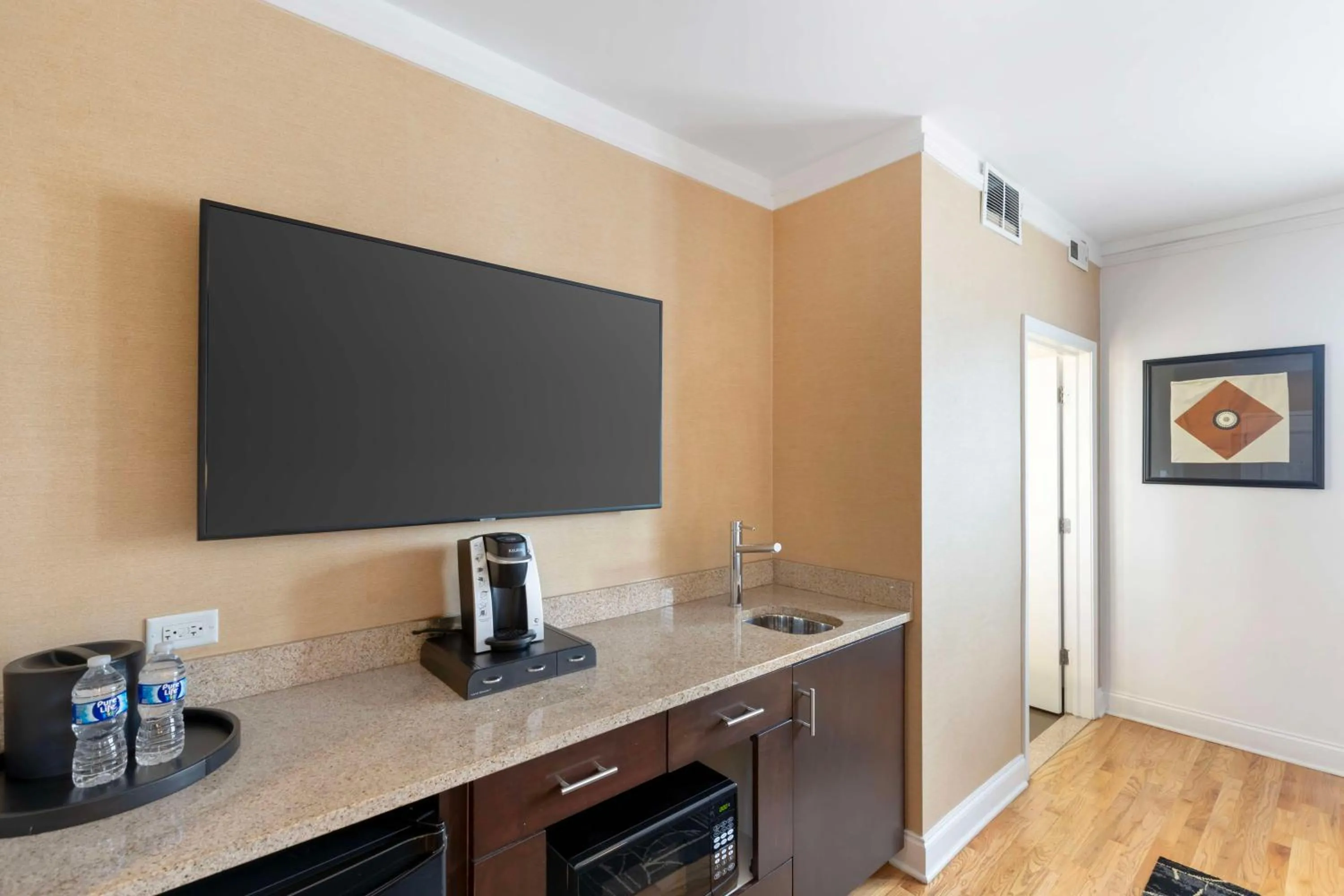 Bedroom in Best Western Plus Hawthorne Terrace Hotel