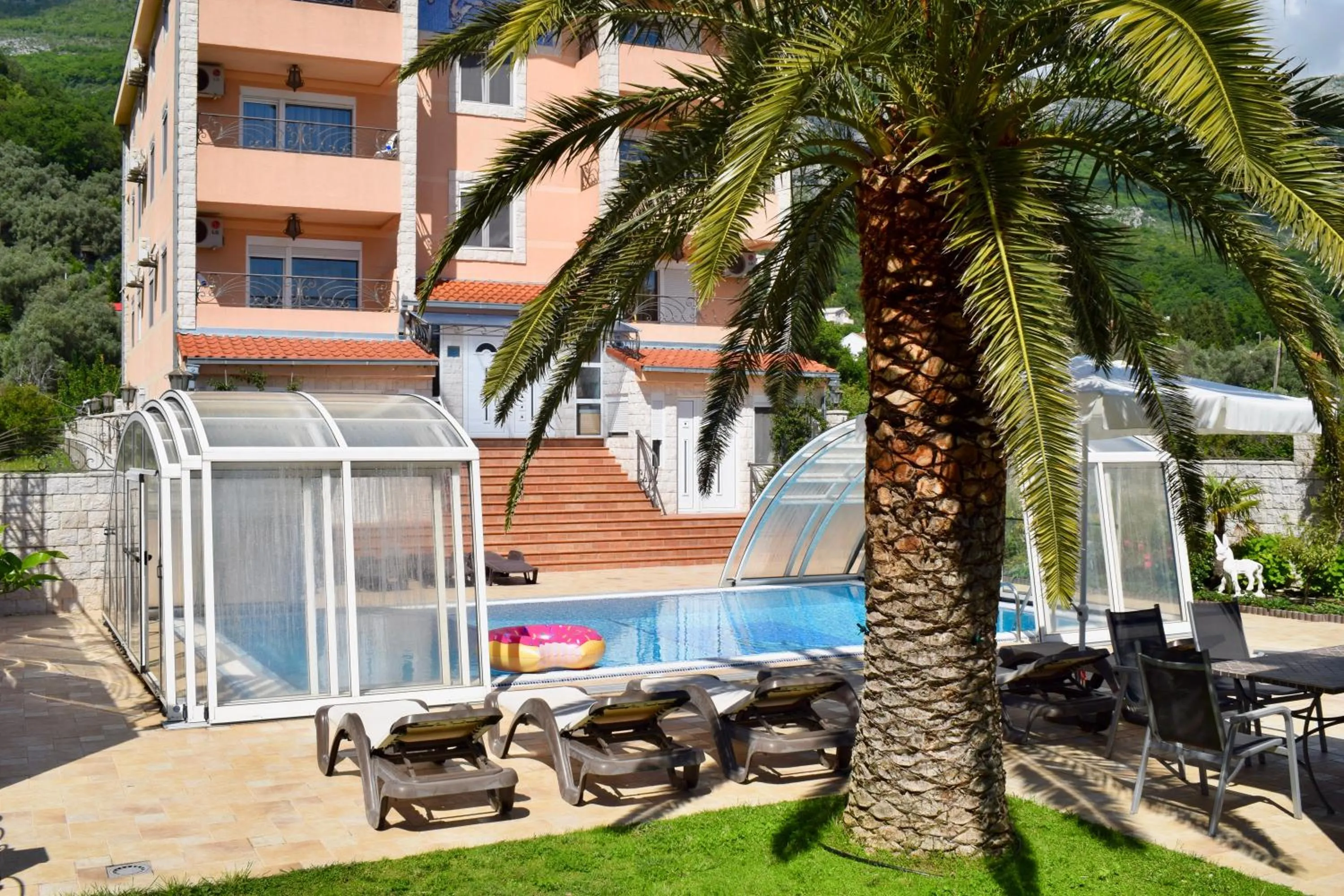 Swimming pool in Villa Dolphin Apartments
