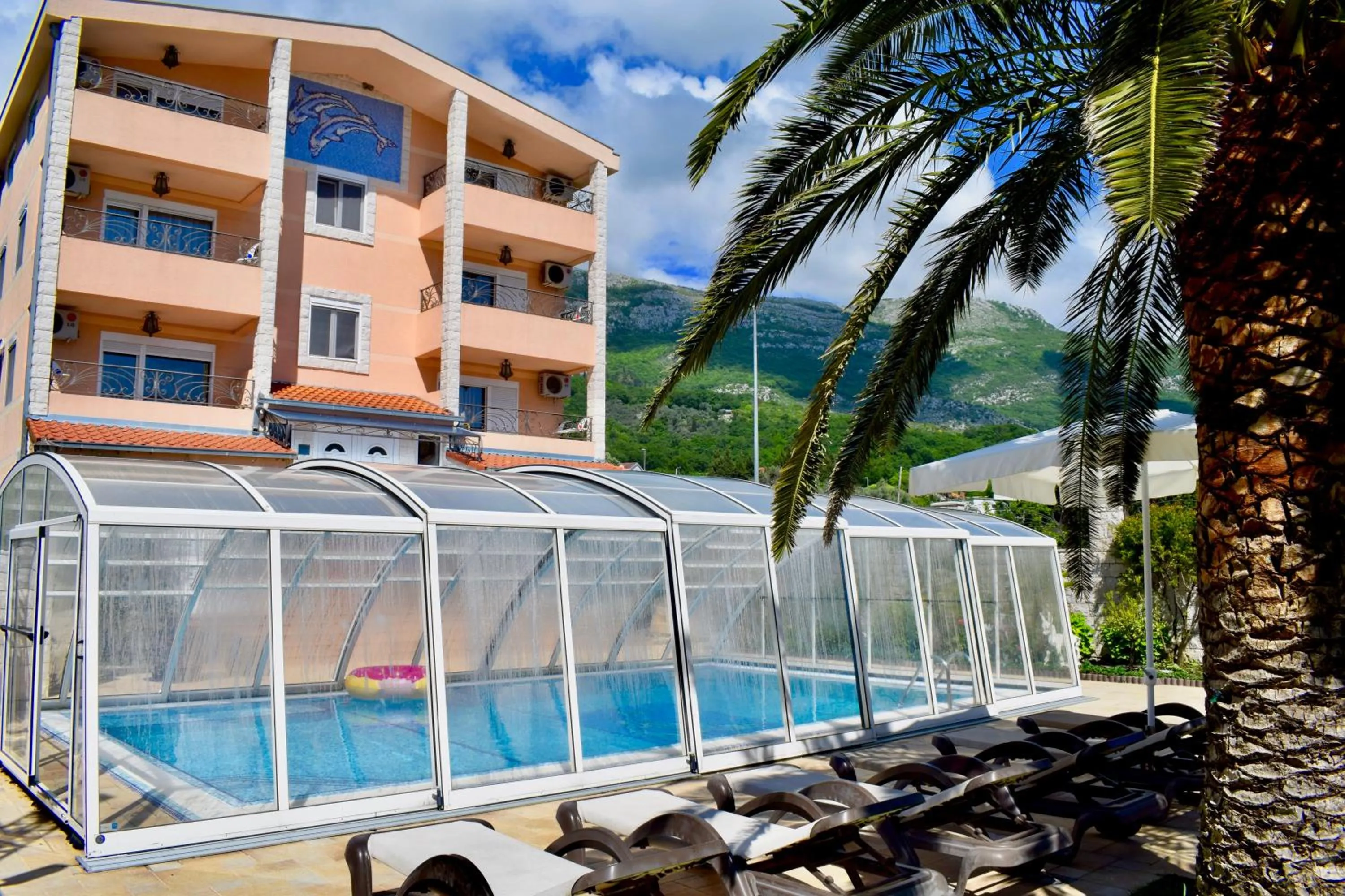 Swimming pool in Villa Dolphin Apartments