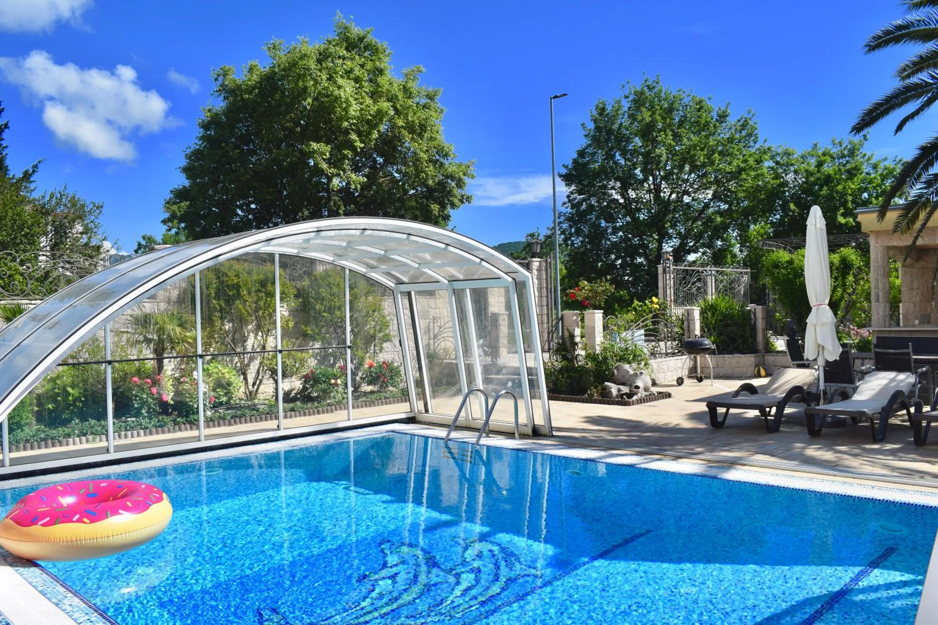 Swimming pool in Villa Dolphin Apartments