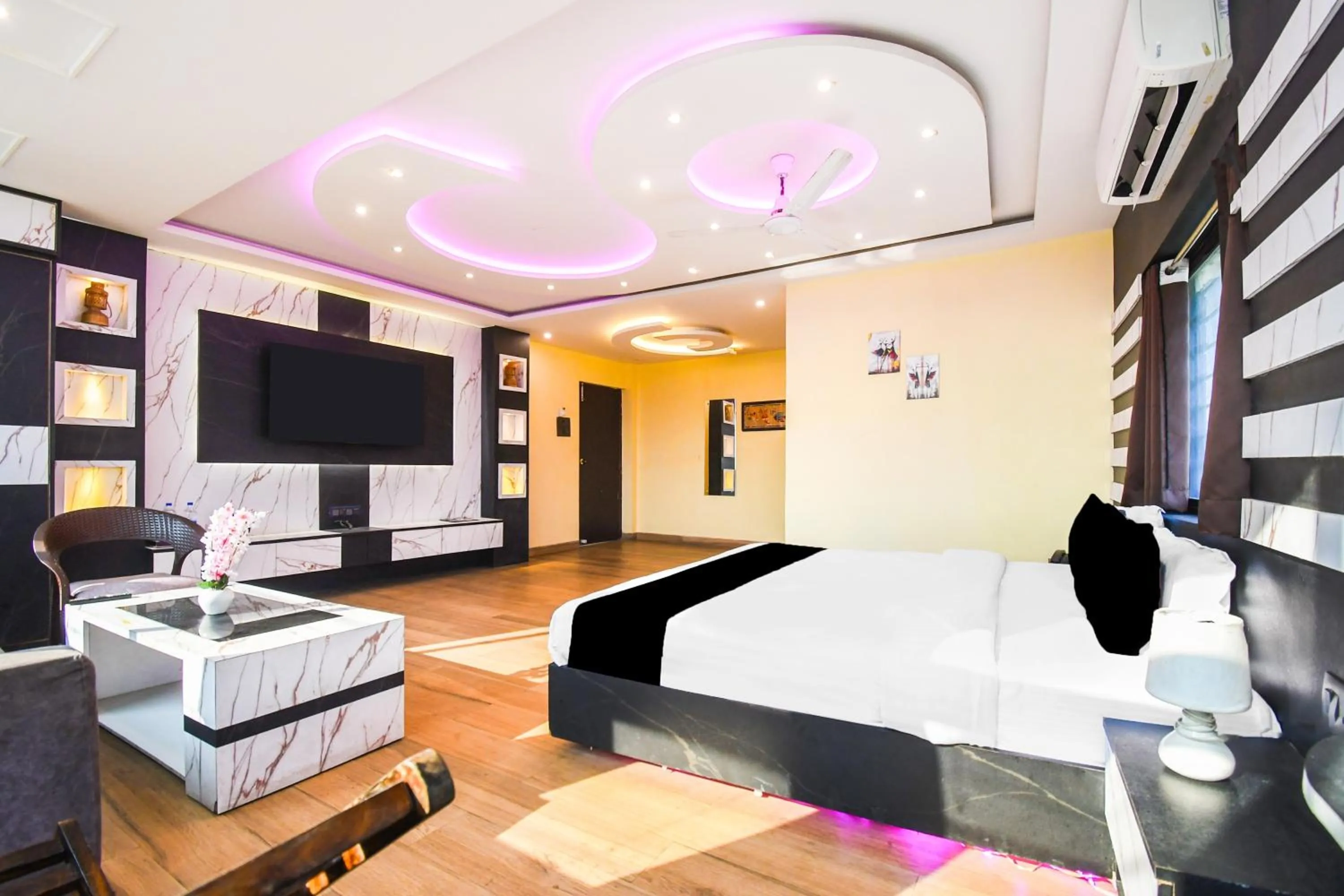 Bedroom, Bed in Super Collection O Hirak Road Dhanbad formerly Hirak Inn