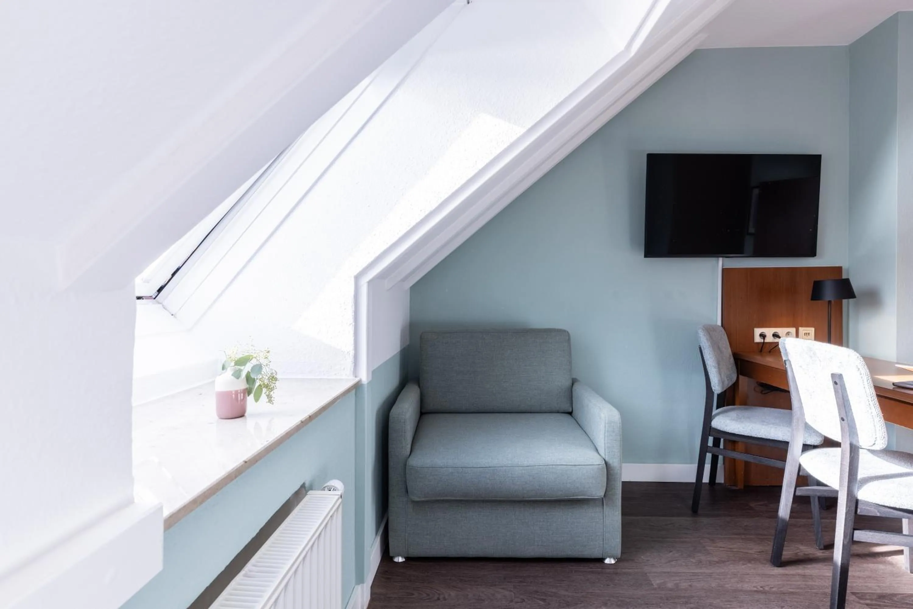 Seating area in Garner Hotel Stuttgart City Centre by IHG