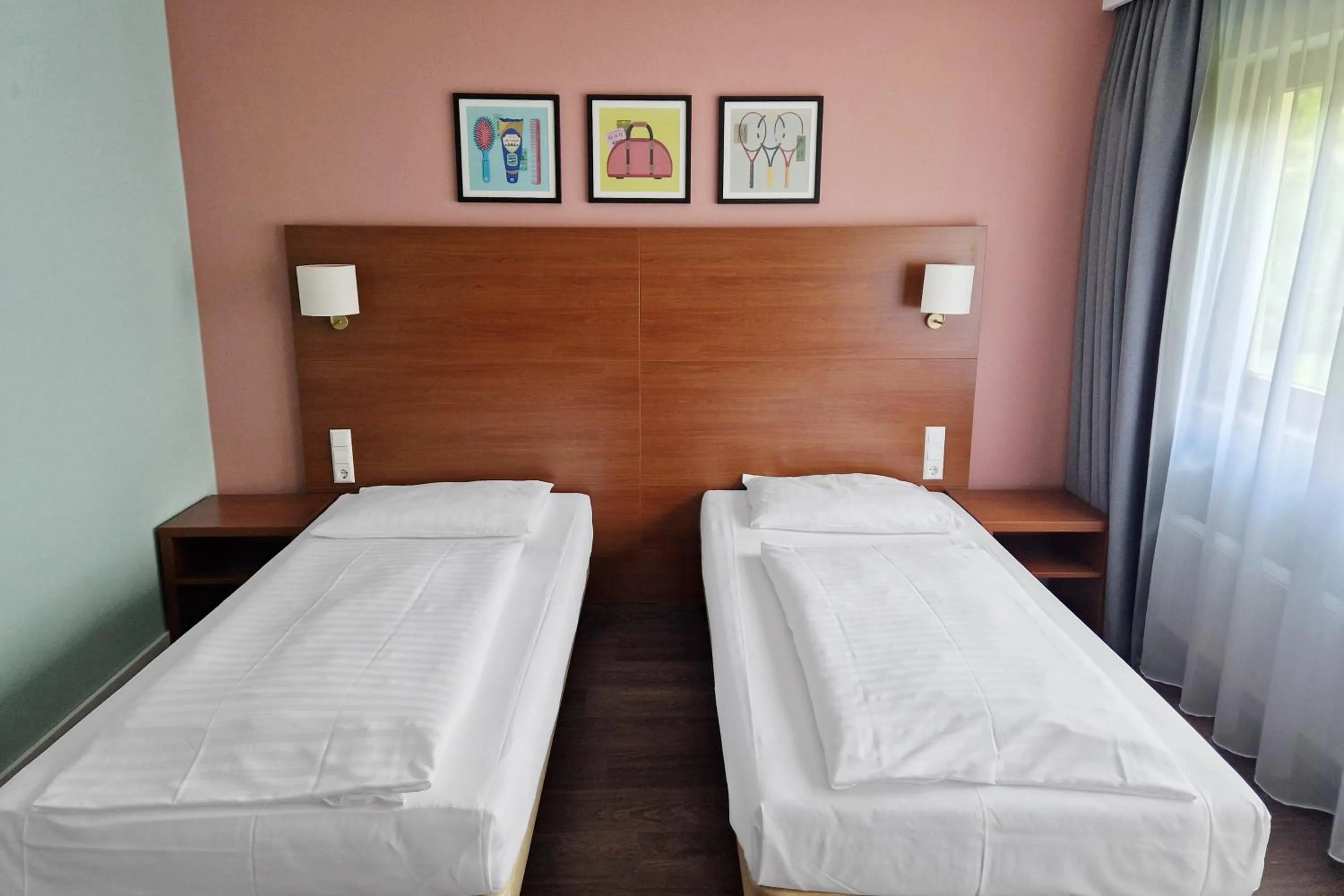 Photo of the whole room, Bed in Garner Hotel Stuttgart City Centre by IHG