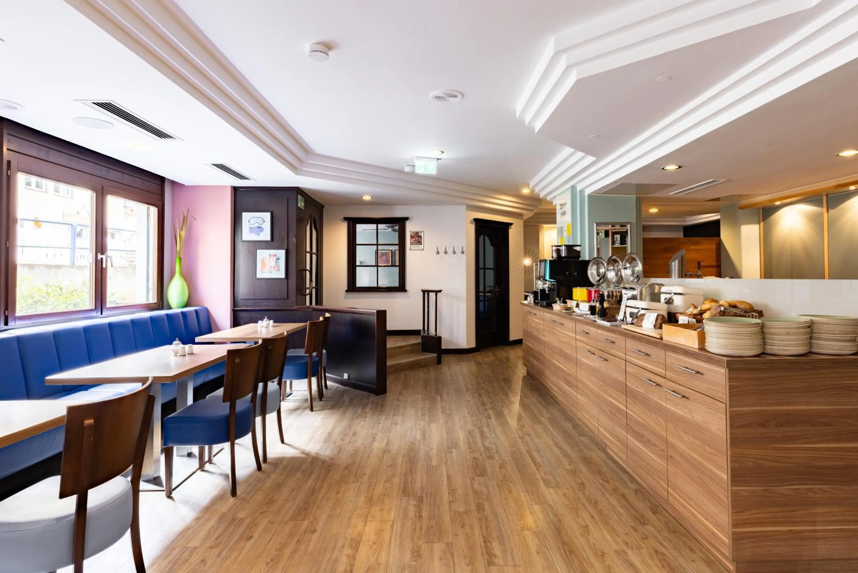 Restaurant/places to eat in Garner Hotel Stuttgart City Centre by IHG