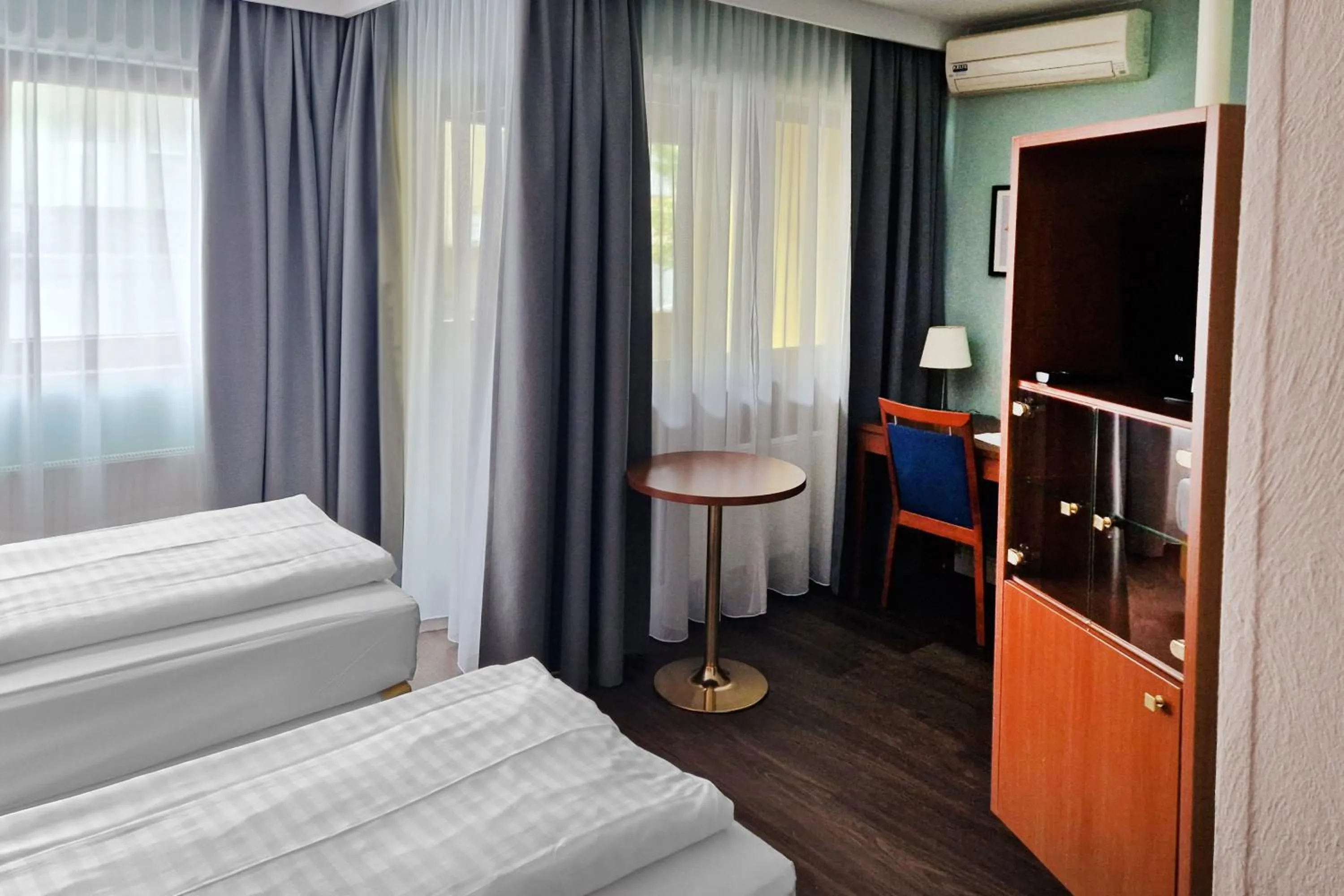 TV and multimedia, Bed in Hotel Rega Stuttgart