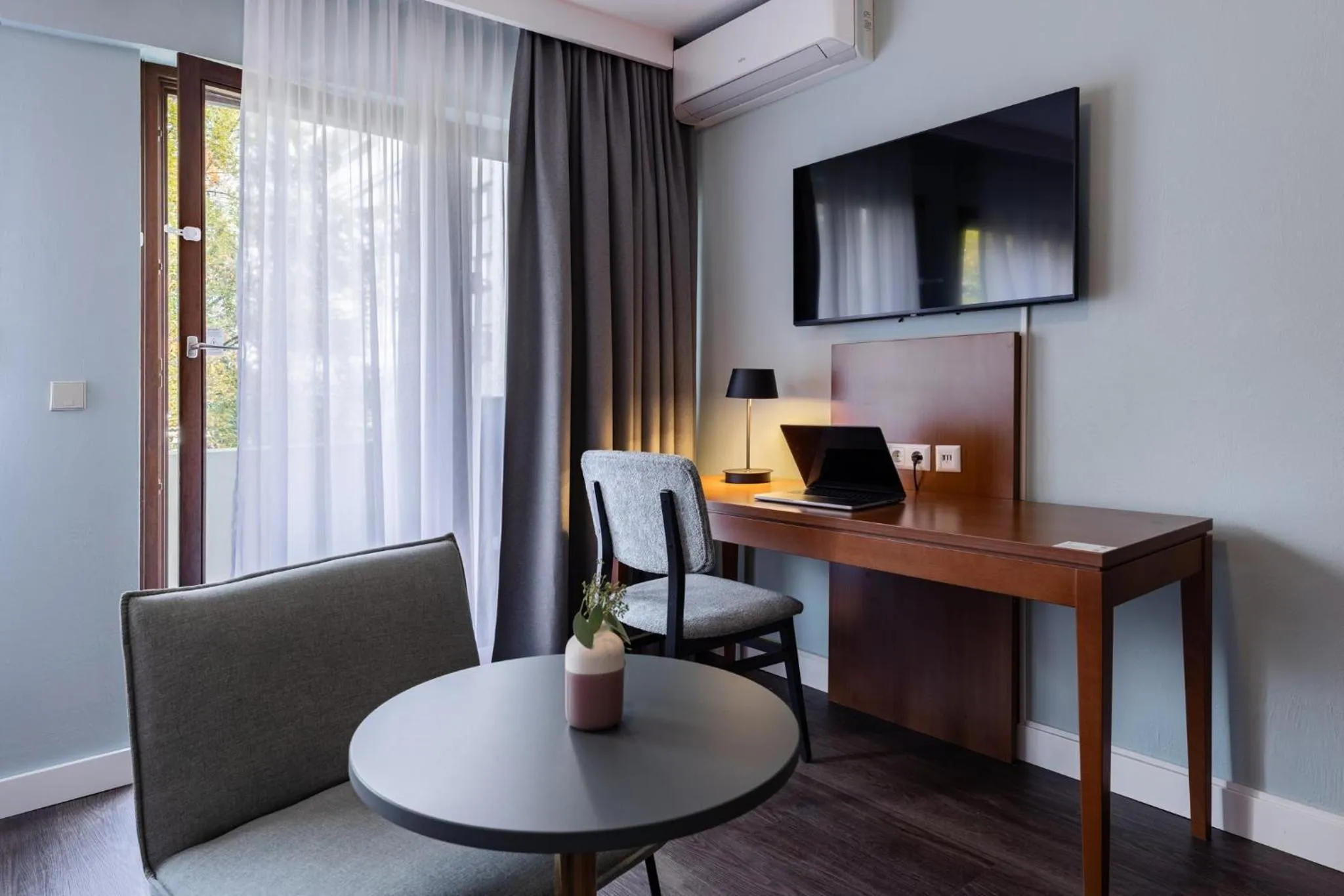 Photo of the whole room in Garner Hotel Stuttgart City Centre by IHG