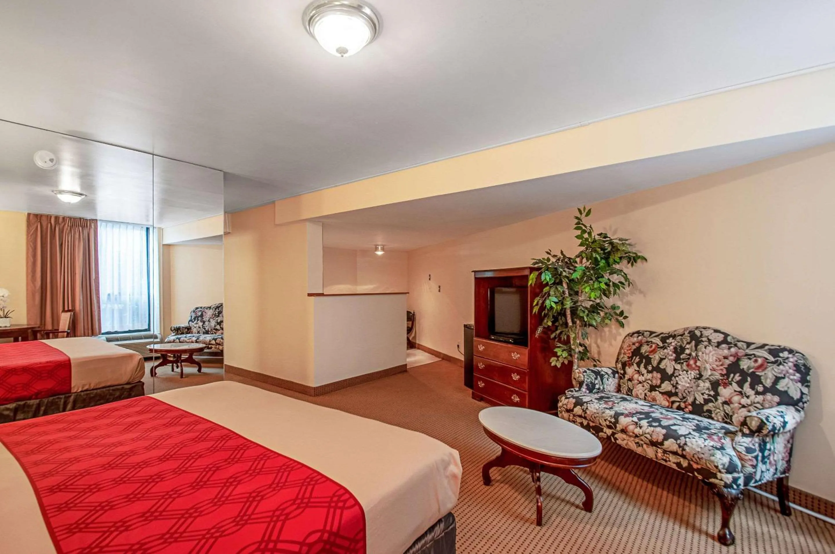 Bedroom, Bed in Econo Lodge Metro