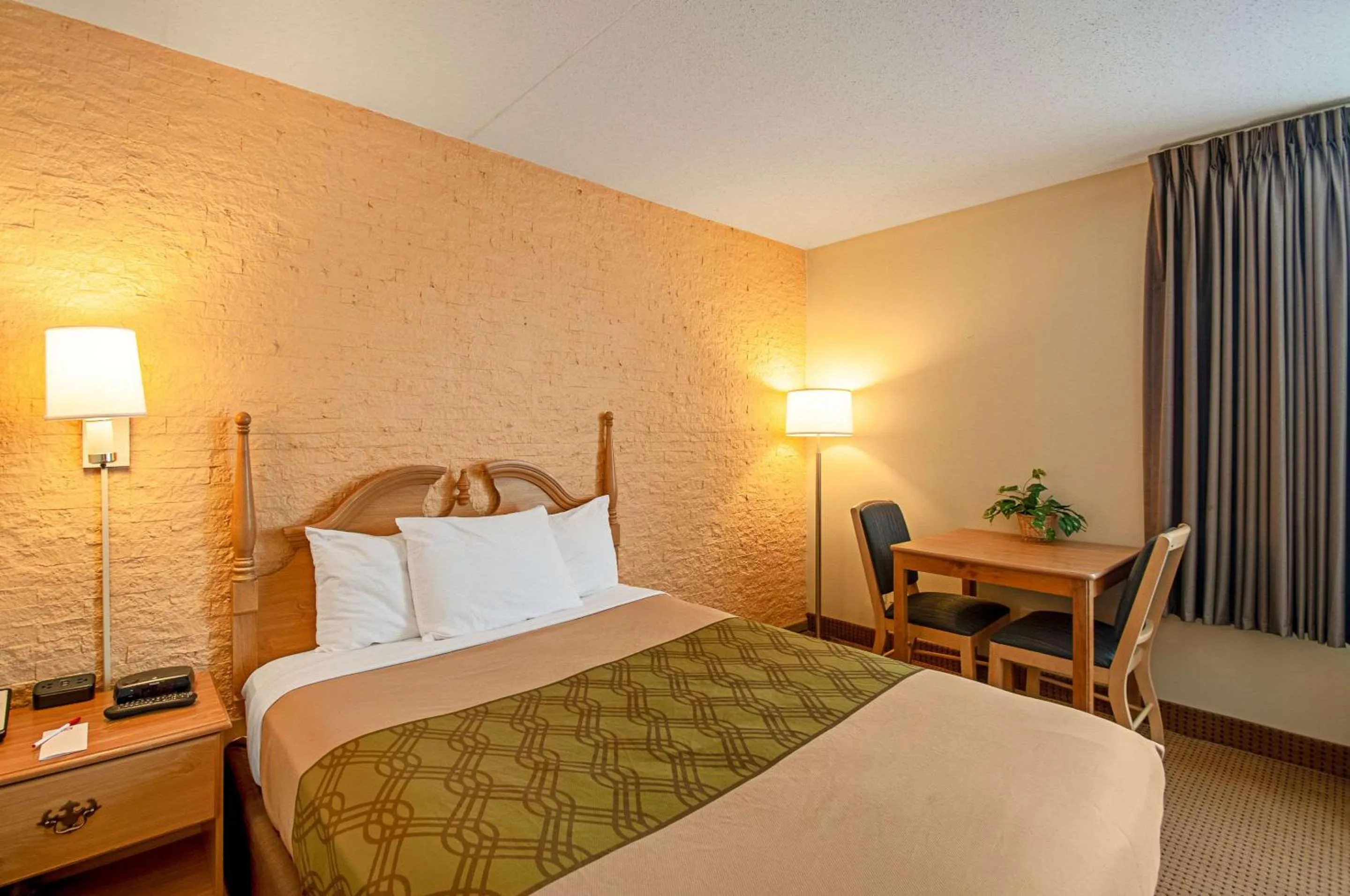 Bedroom, Bed in Econo Lodge Metro