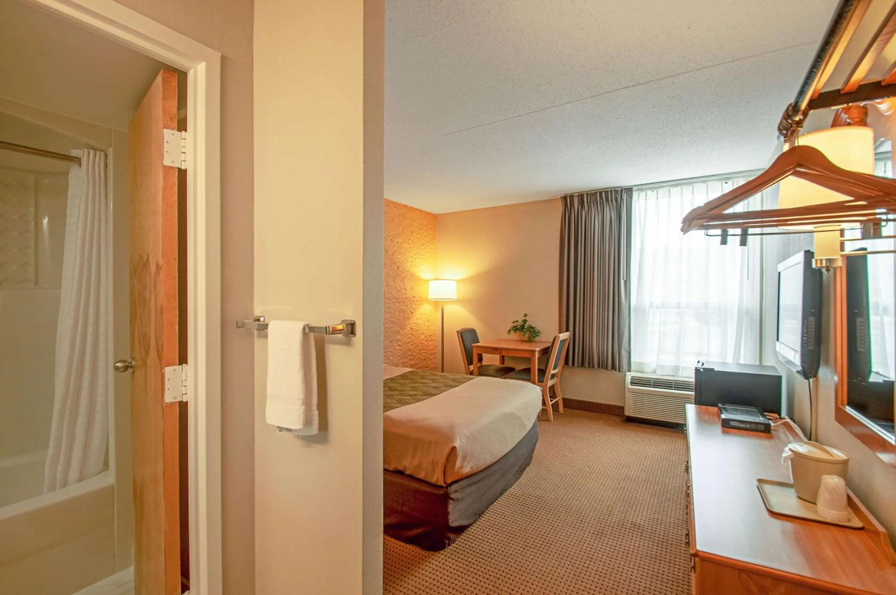 Bedroom, Bed in Econo Lodge Metro