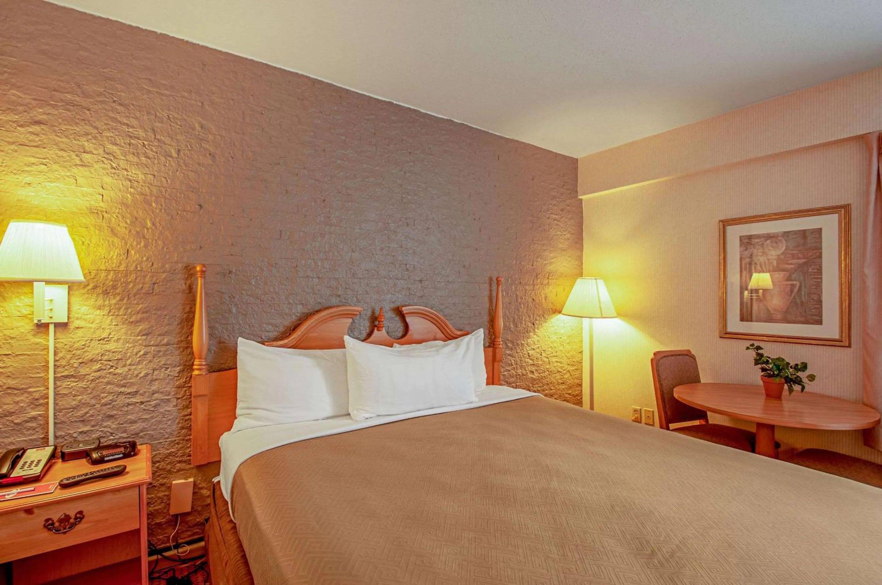 Bedroom, Bed in Econo Lodge Metro