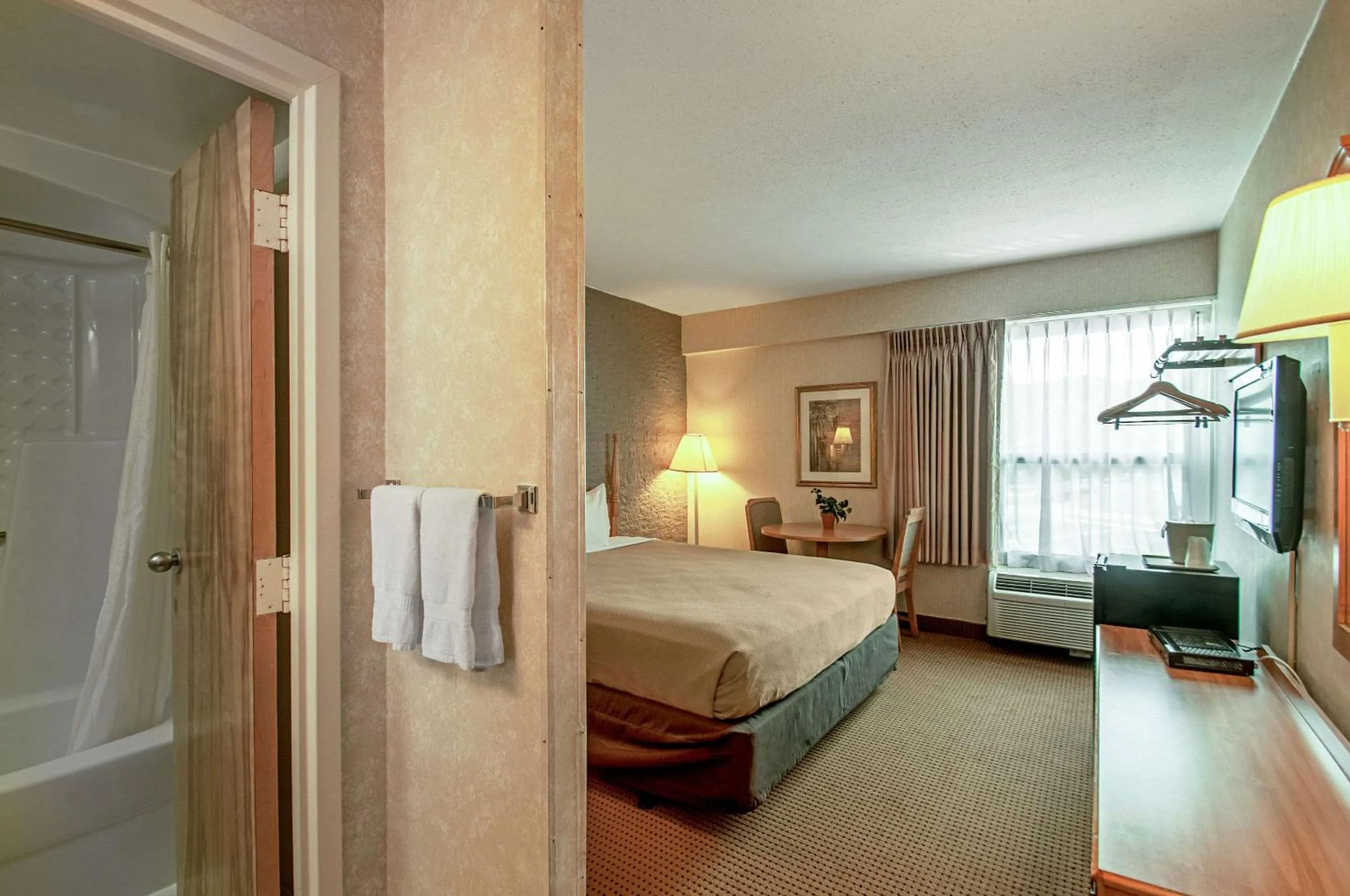 Bedroom, Bed in Econo Lodge Metro