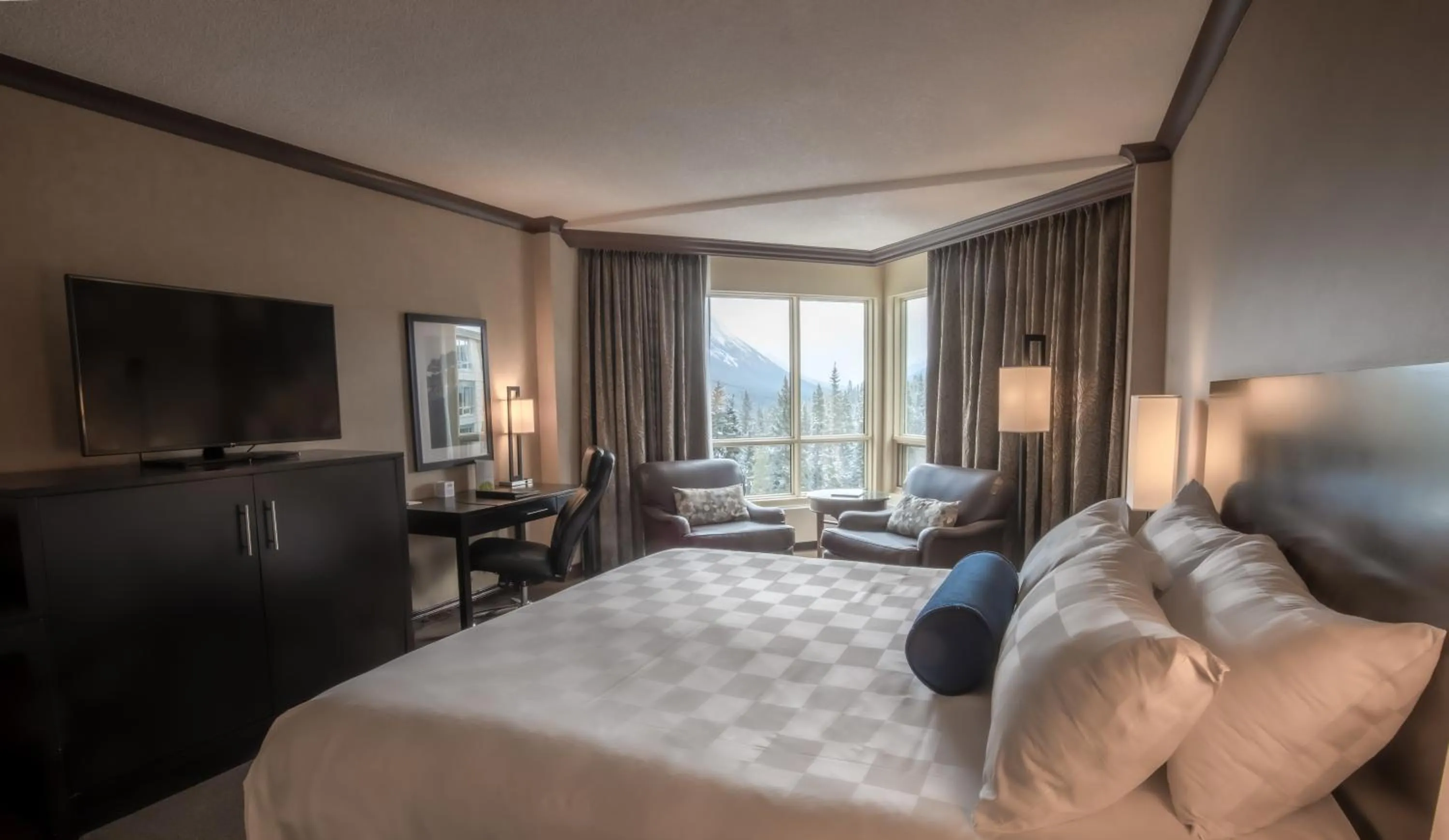 Deluxe King Room with View in Rimrock Banff, Emblems Collection