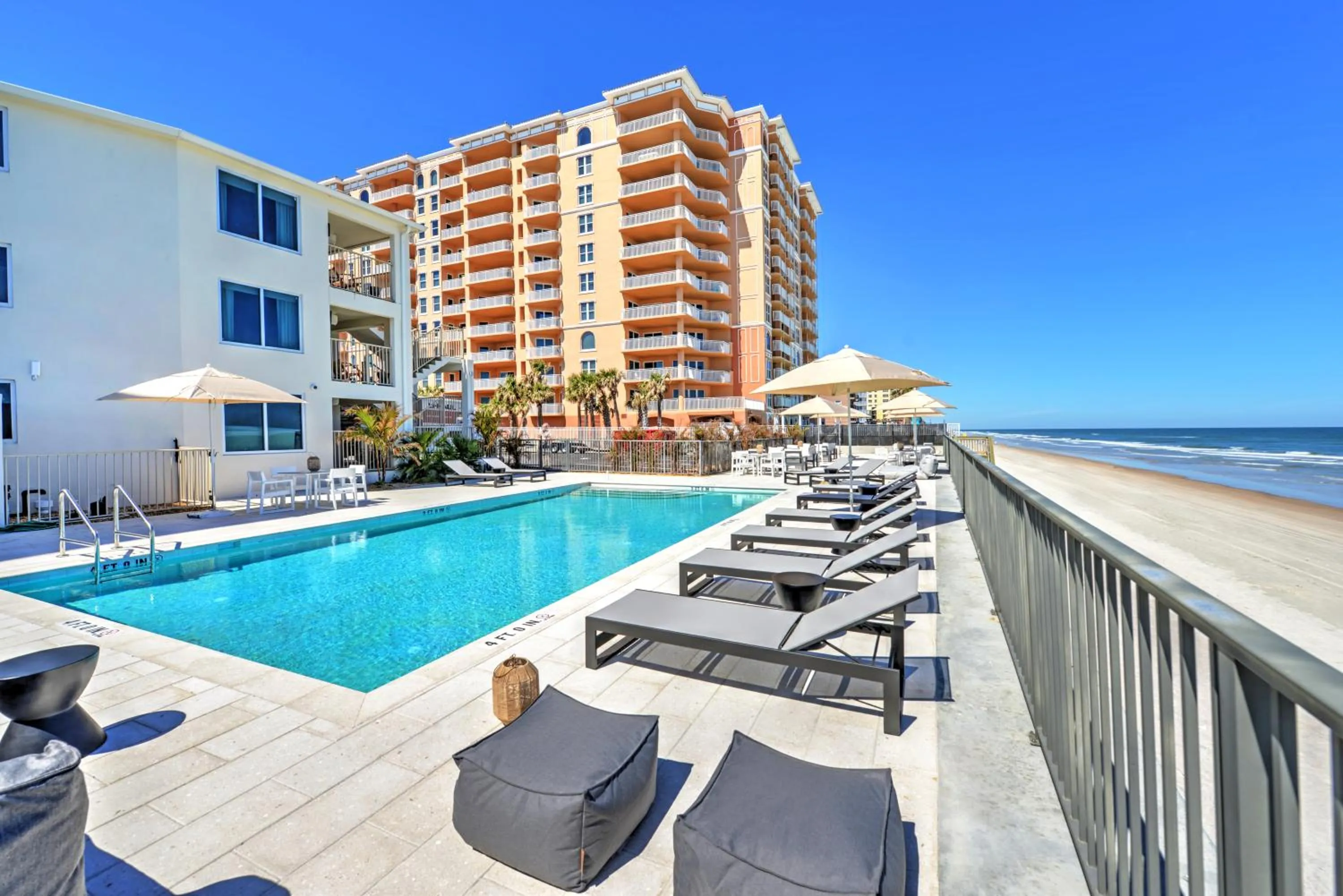 Swimming pool in Ambros Daytona