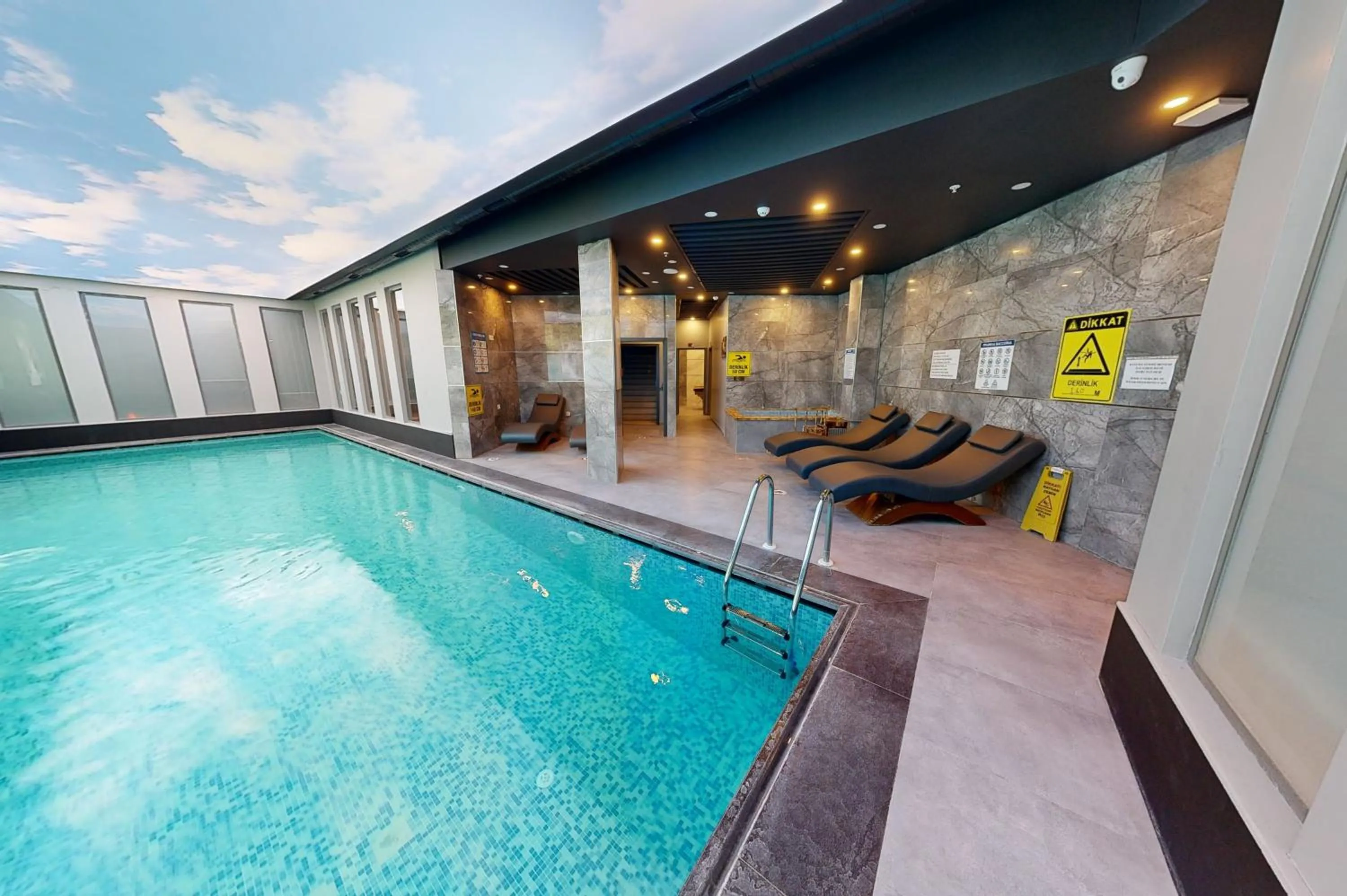 Swimming pool in King City Hotel Istanbul Ataturk Airport