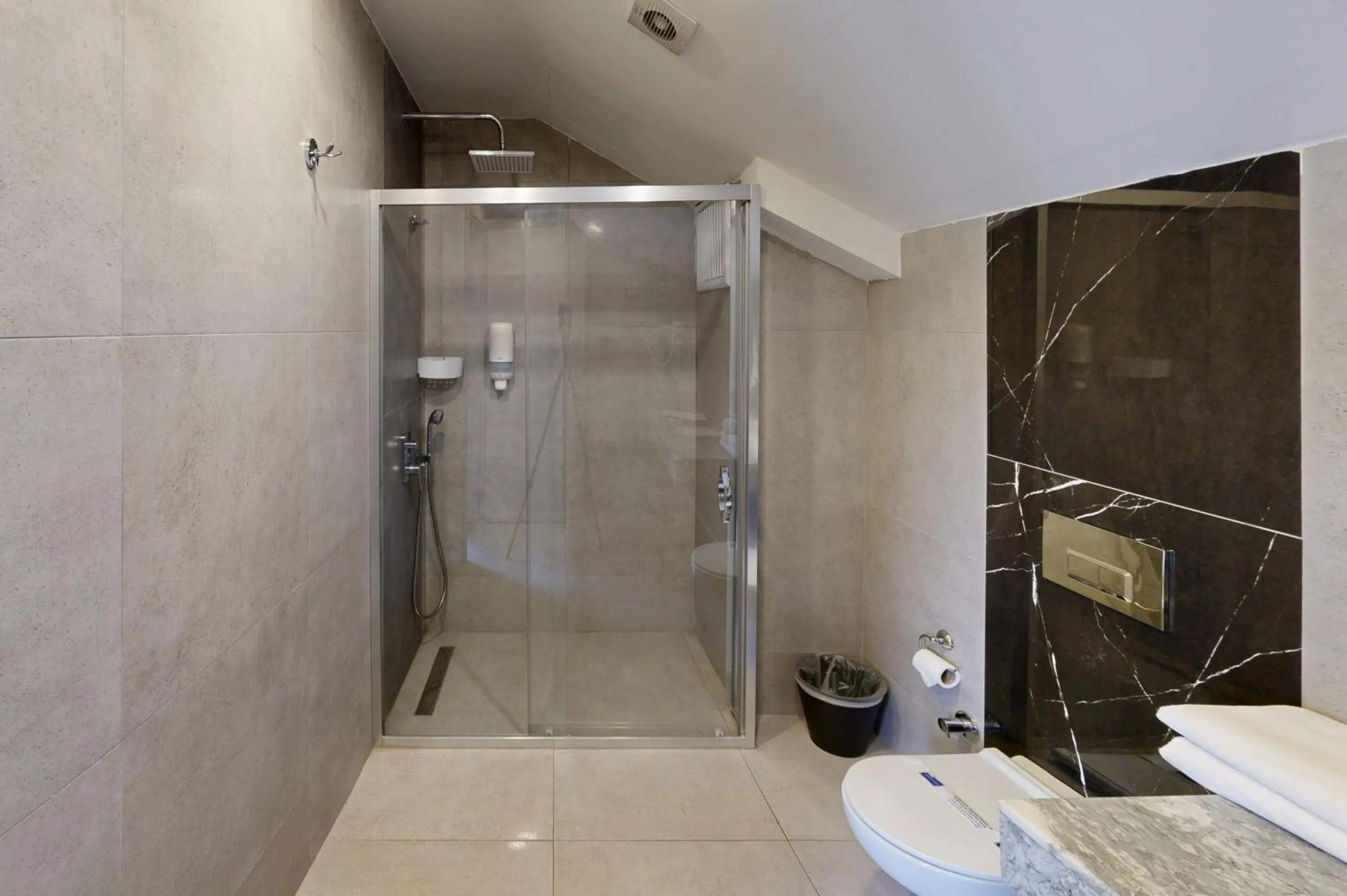 Shower in King City Hotel Istanbul Ataturk Airport