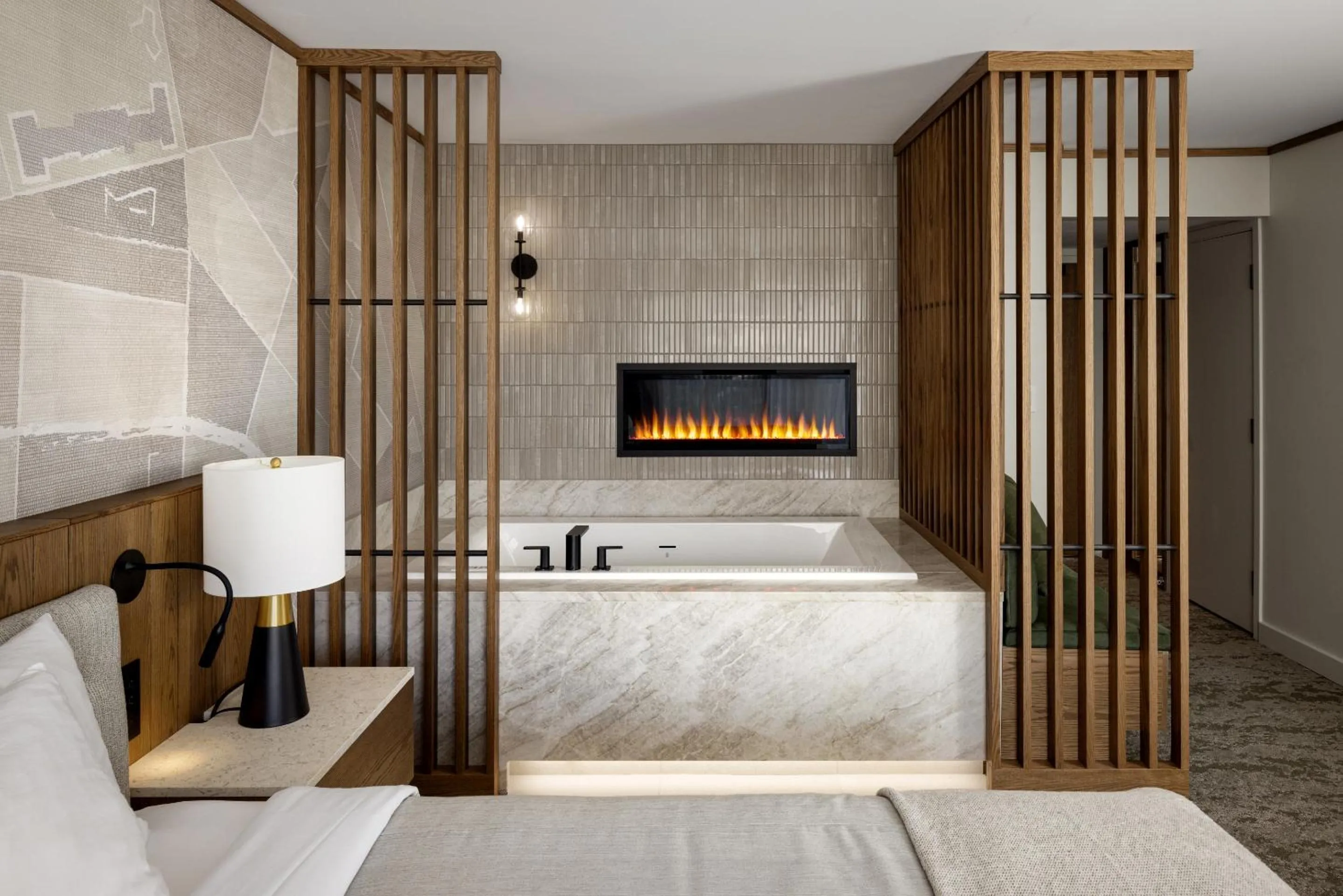 Hot Tub, Bed in Banff Park Lodge