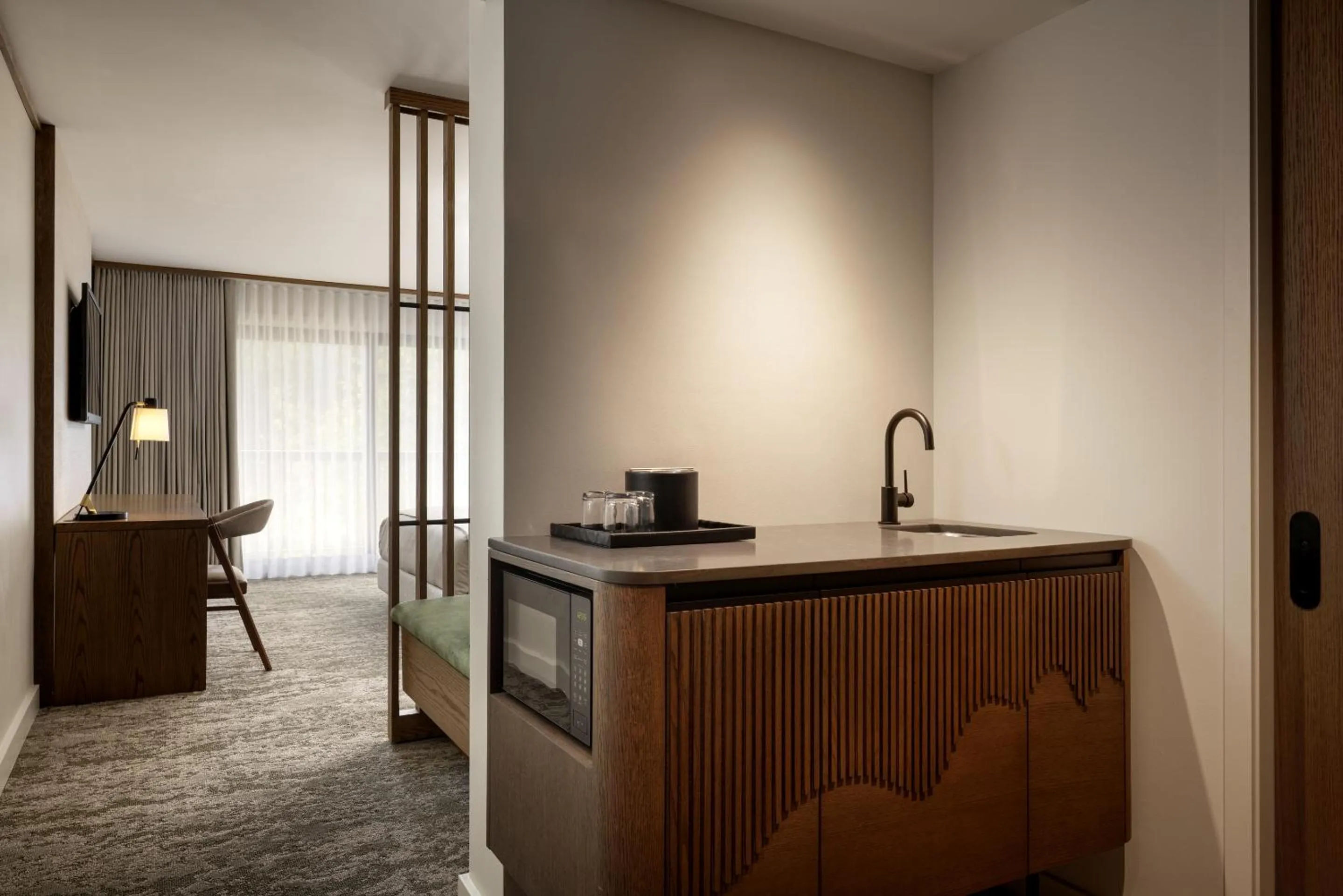 microwave, Bed in Banff Park Lodge