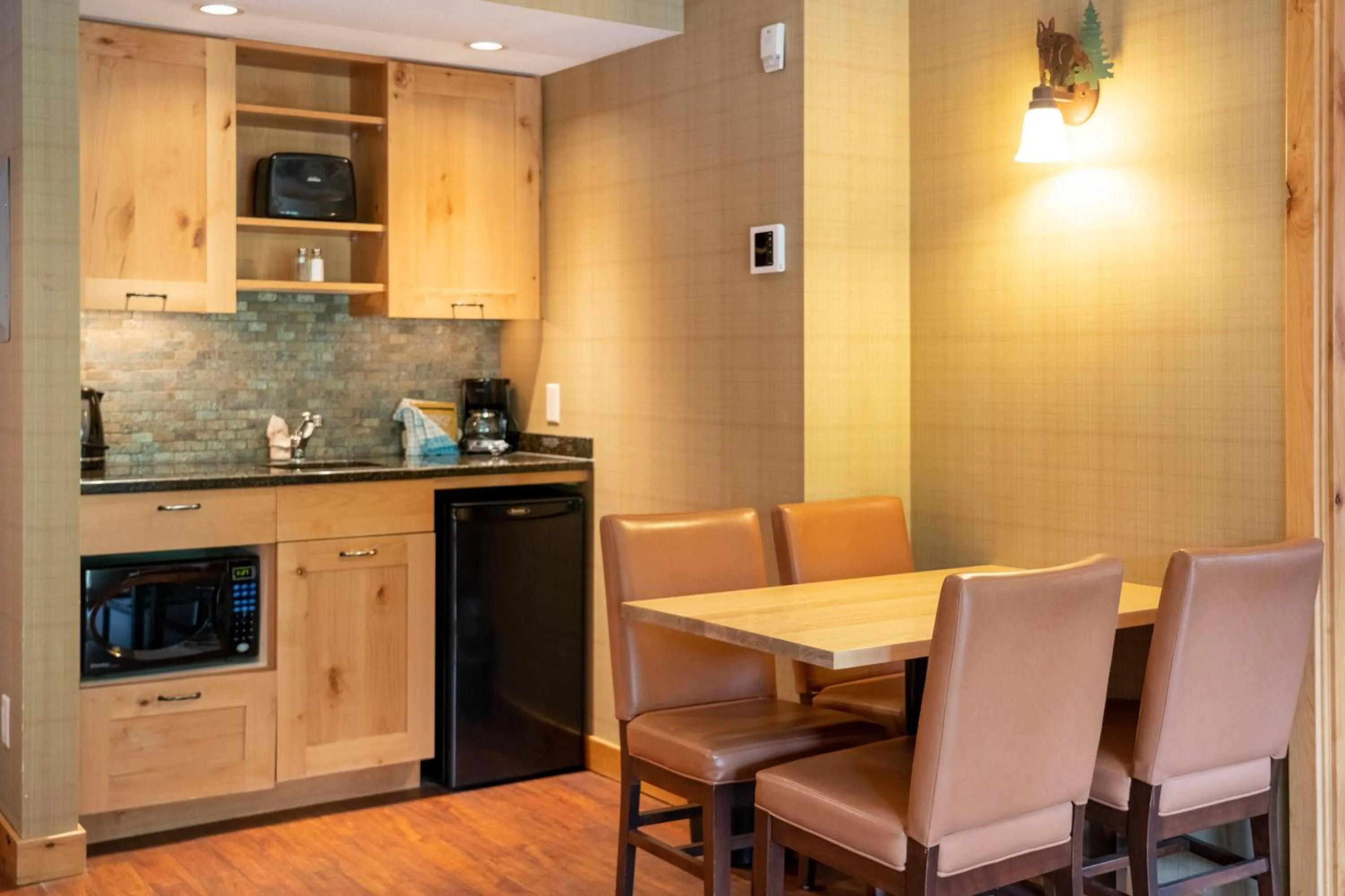 Coffee/tea facilities in Fox Hotel and Suites