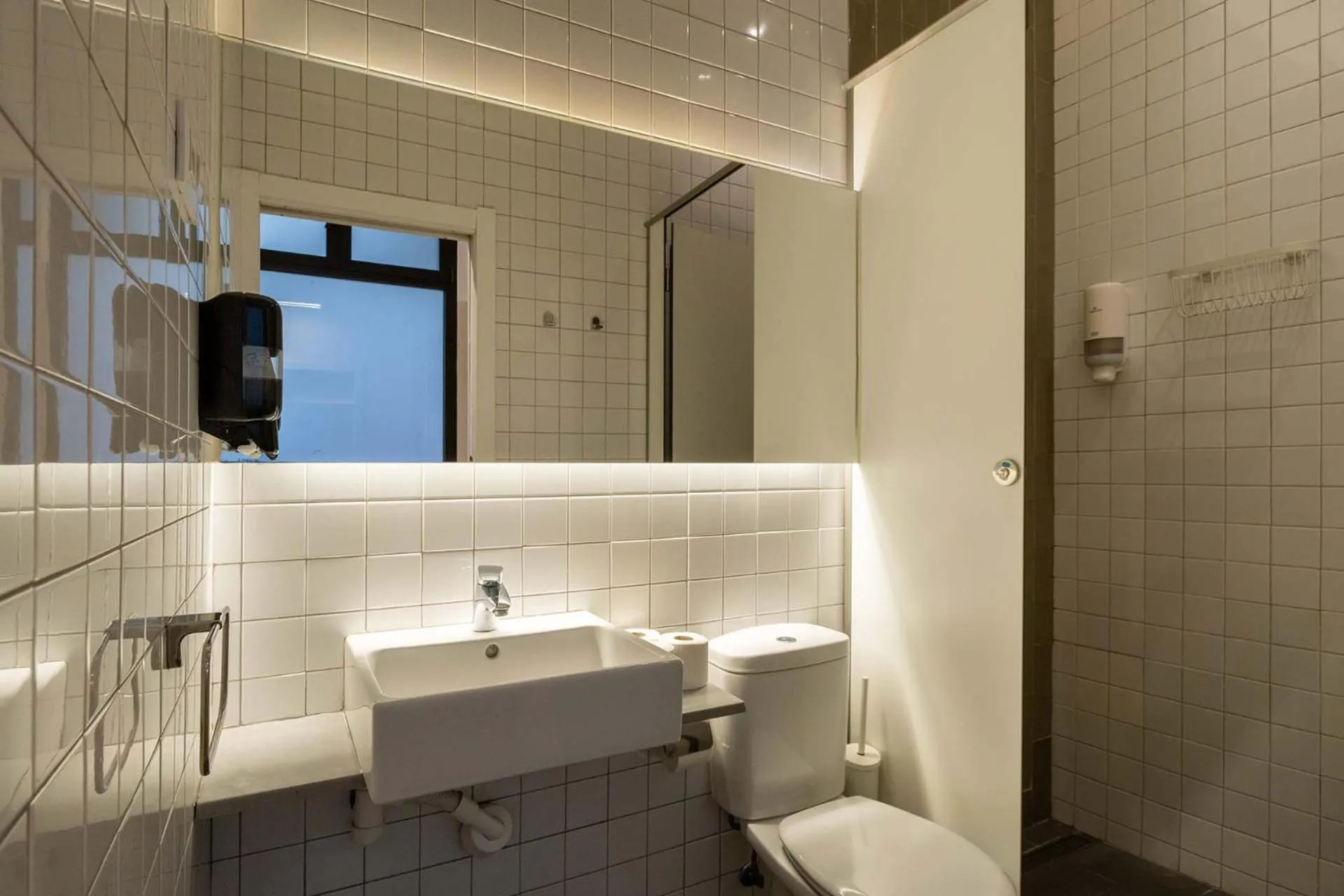 Shower in The Hat Madrid