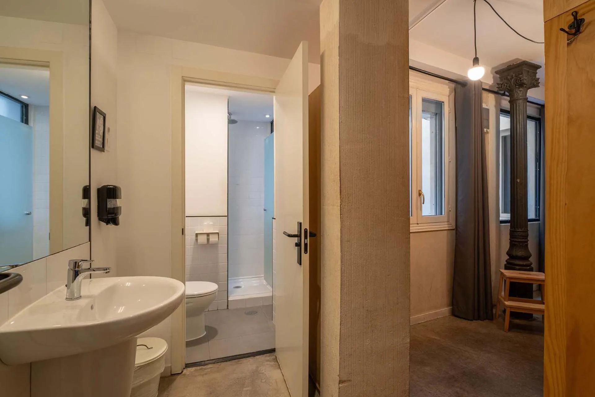 Shower in The Hat Madrid