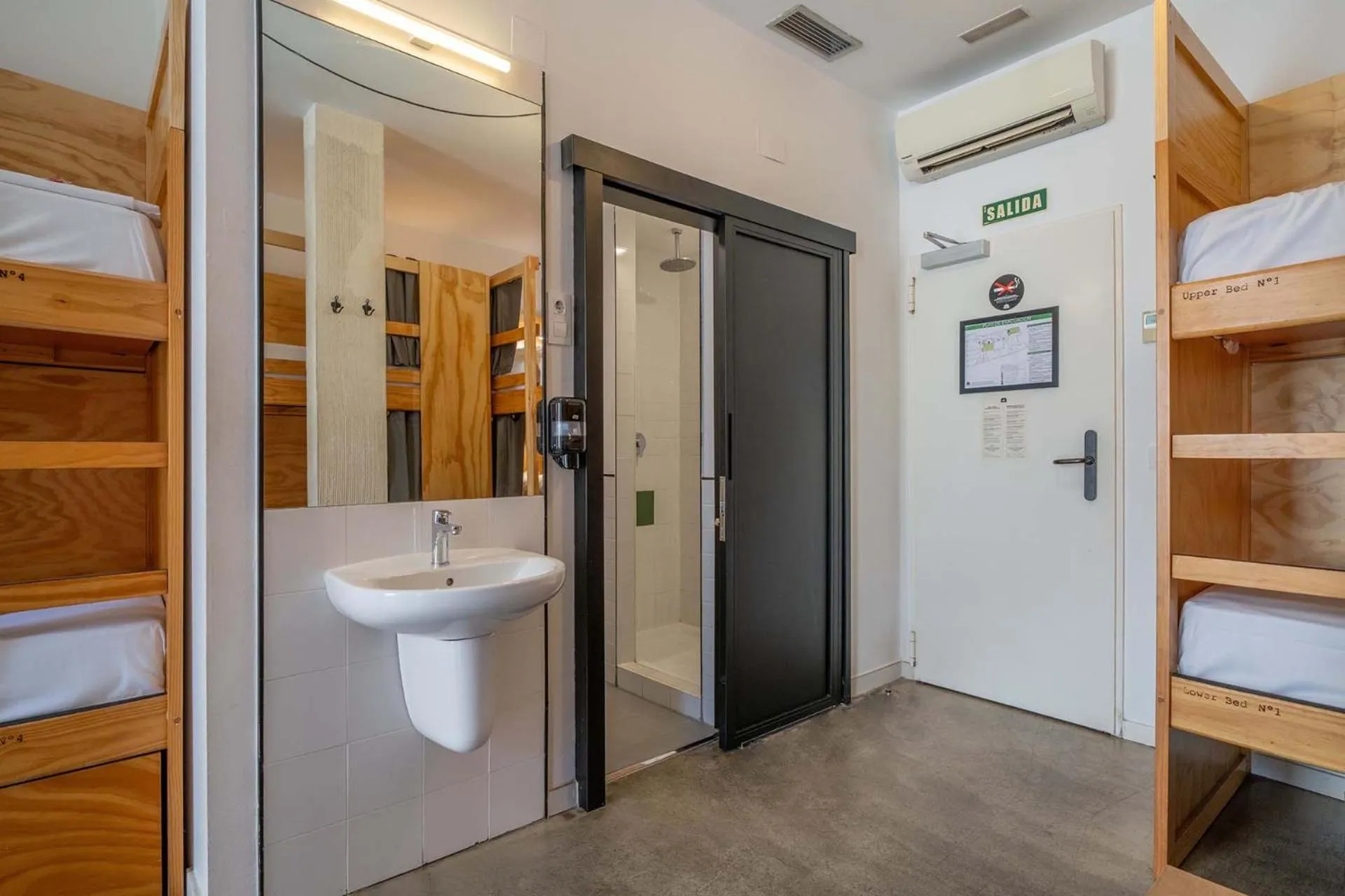 Shower in The Hat Madrid