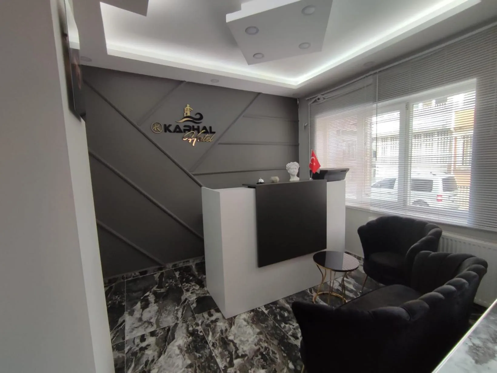 Lobby or reception in Karhal Hotel